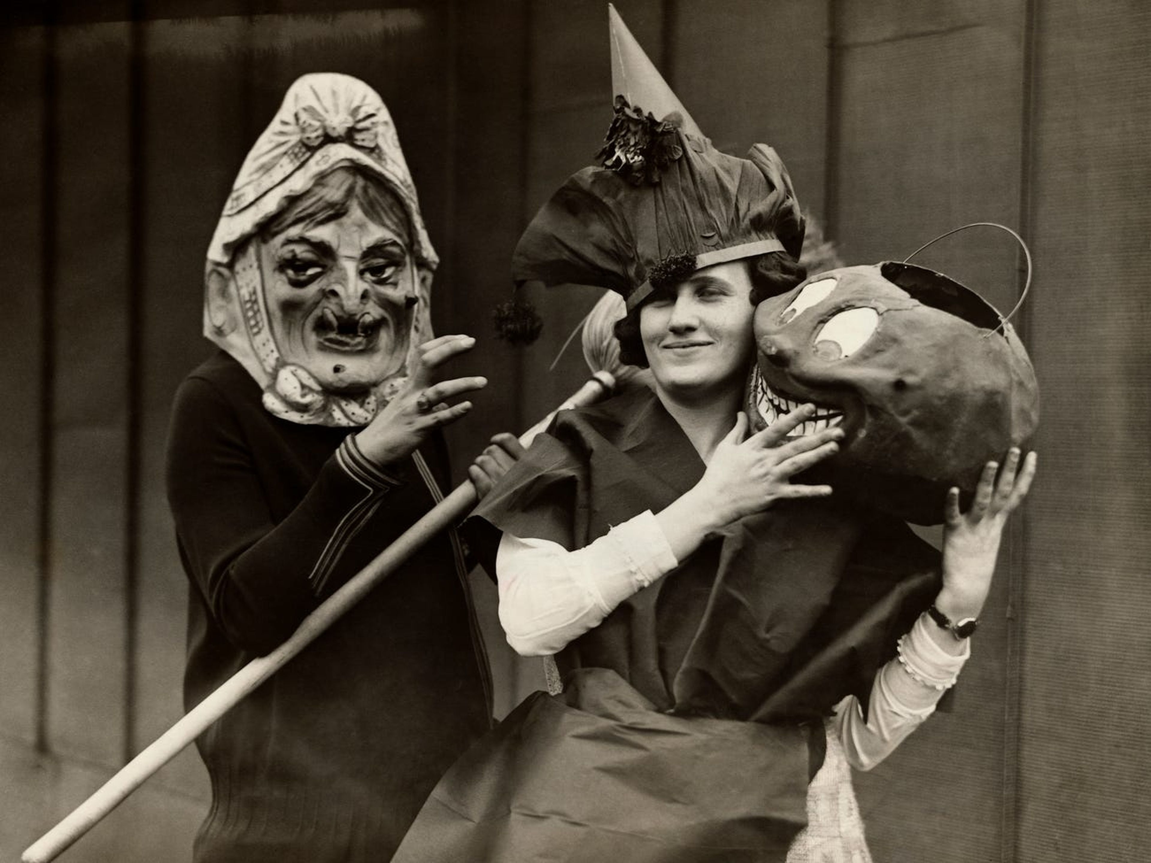 Mujeres de la época disfrazadas para Halloween.