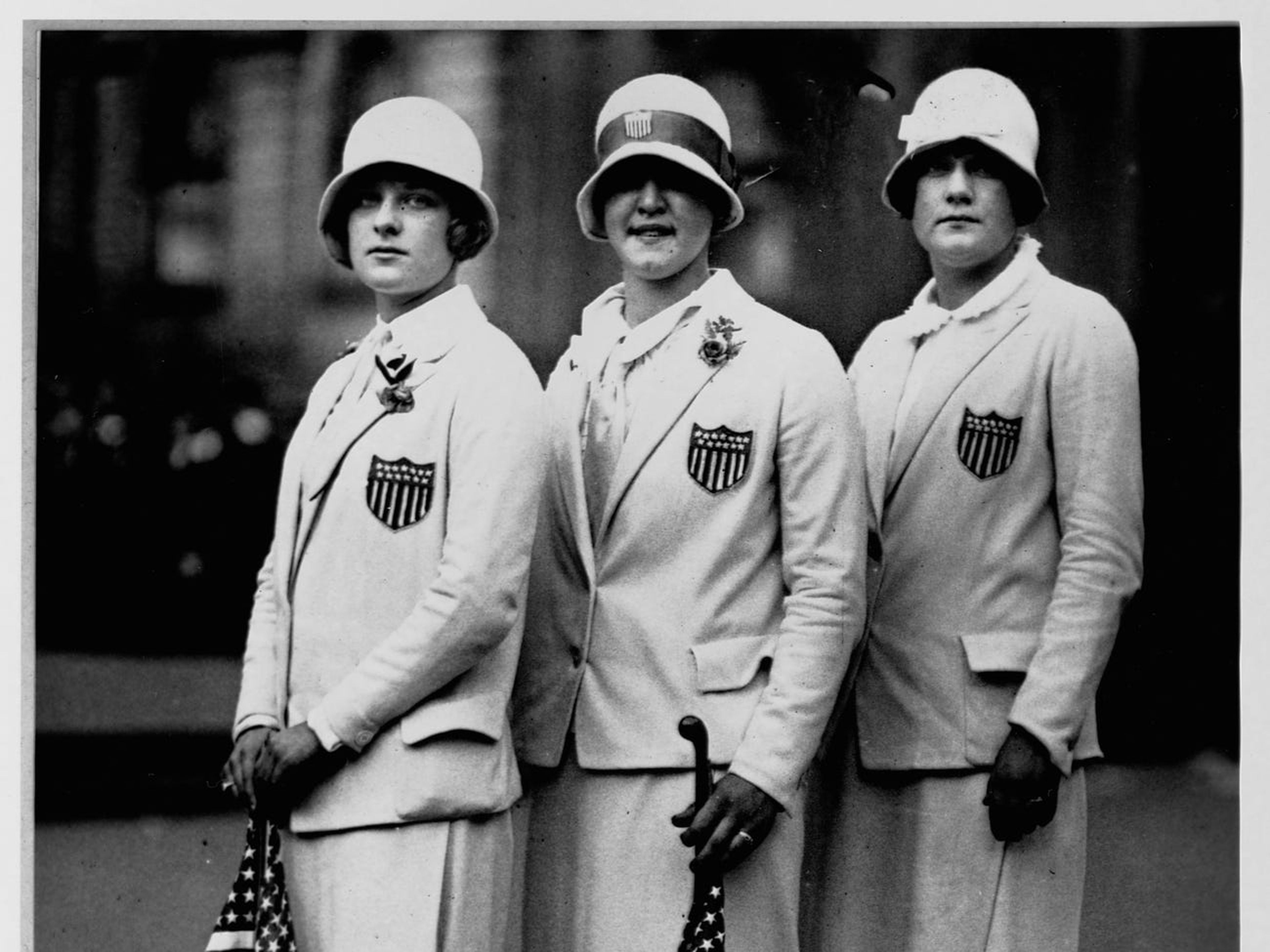 Los nadadores olímpicos estadounidenses Aileen Riggin, Gertrude Ederle y Helen Wainright.