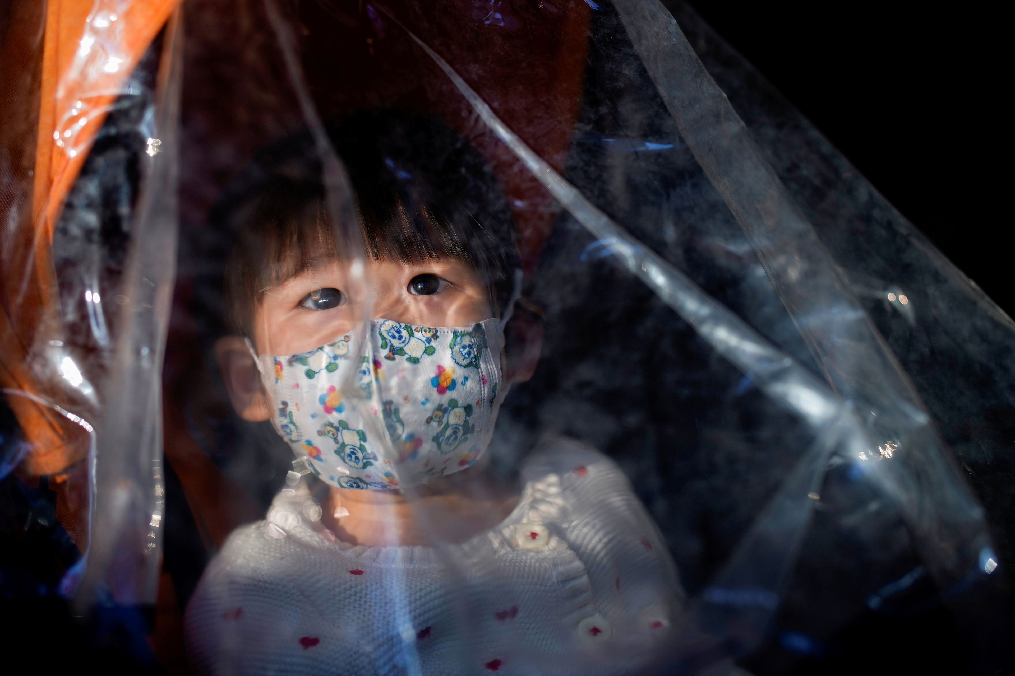 Una niña utiliza una mascarilla en Shangái en medio de la epidemia del coronavirus