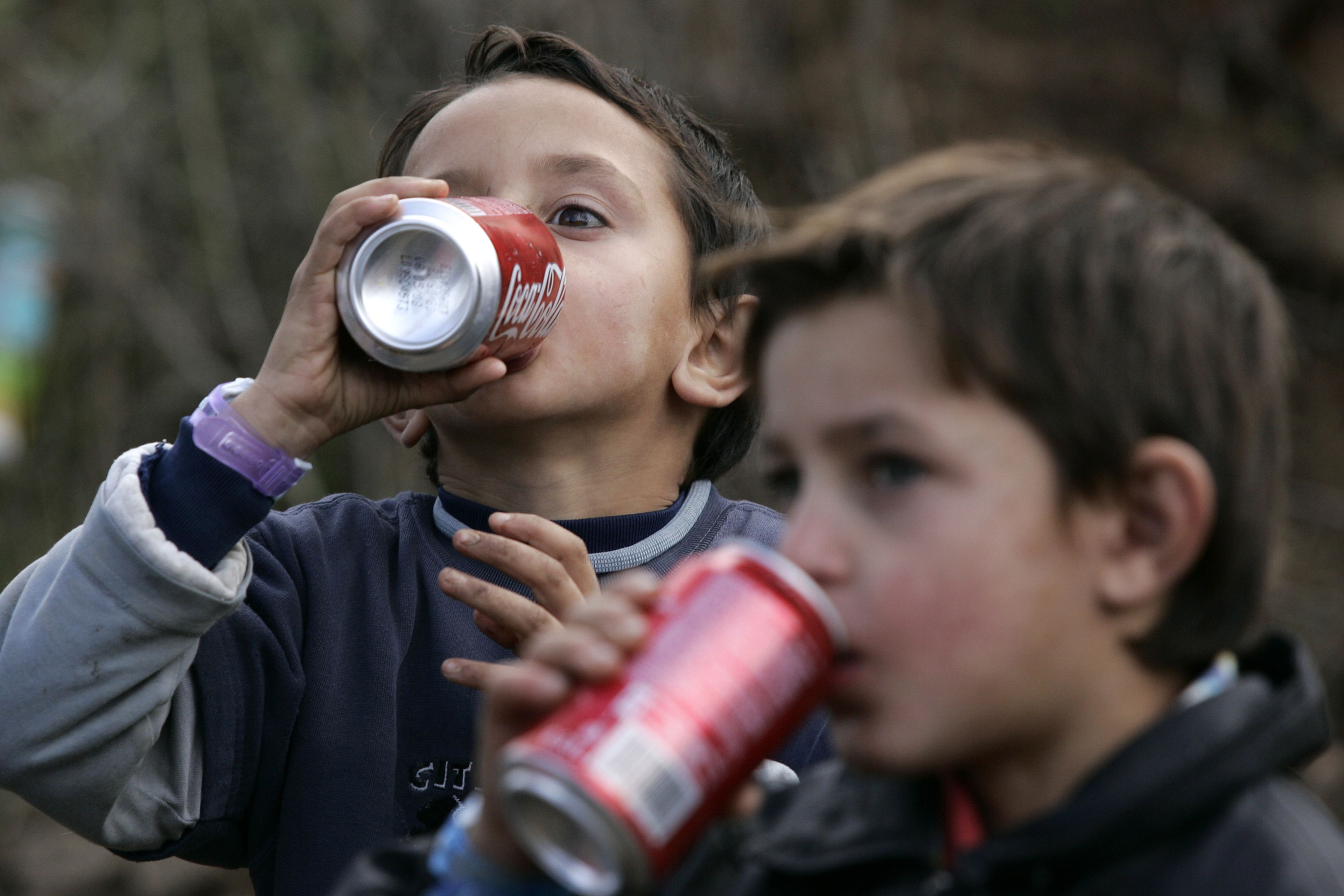Niños bebiendo coca-cola