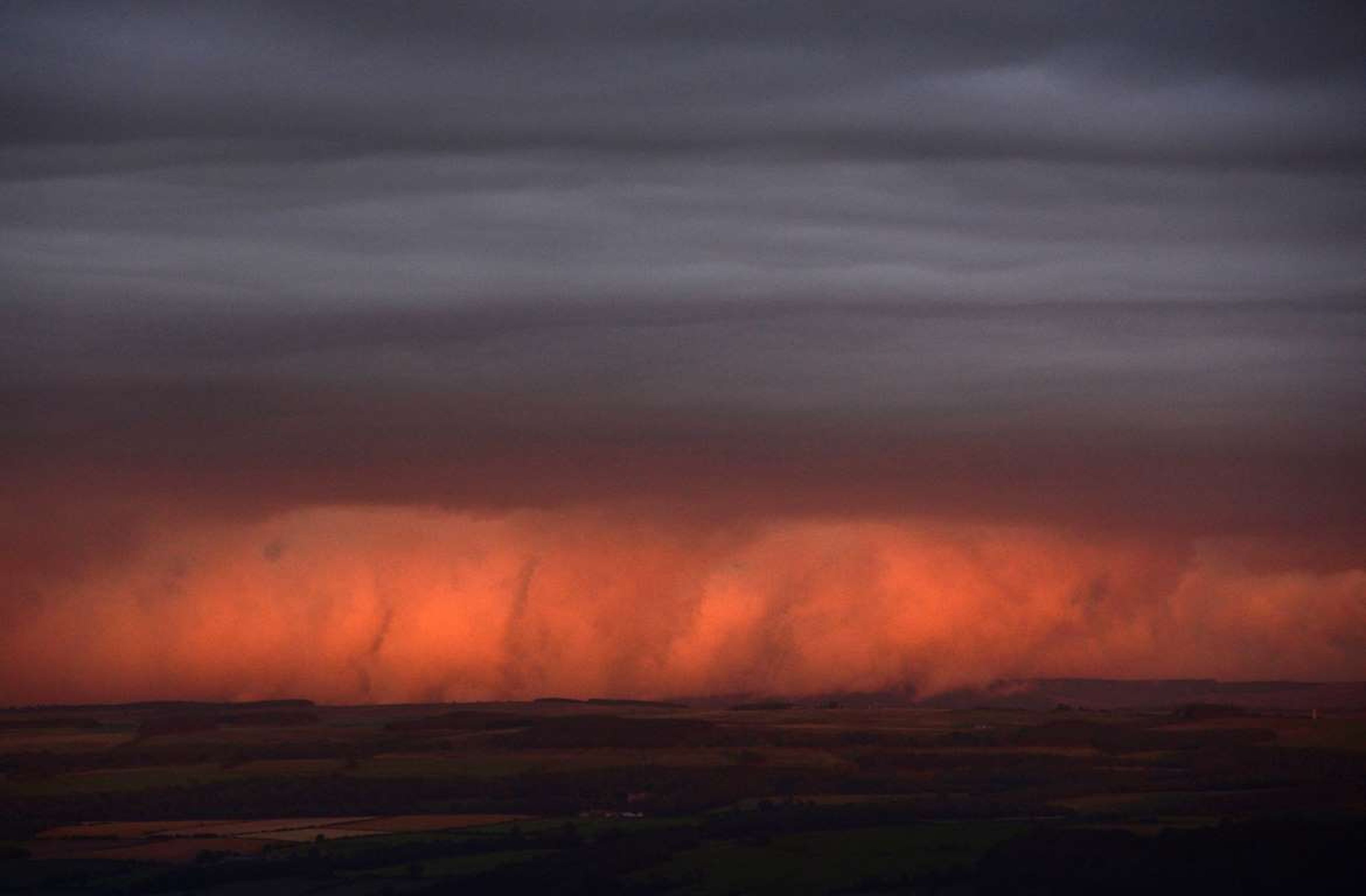 Las nubes son iluminadas por la puesta de sol, en el norte de Inglaterra.