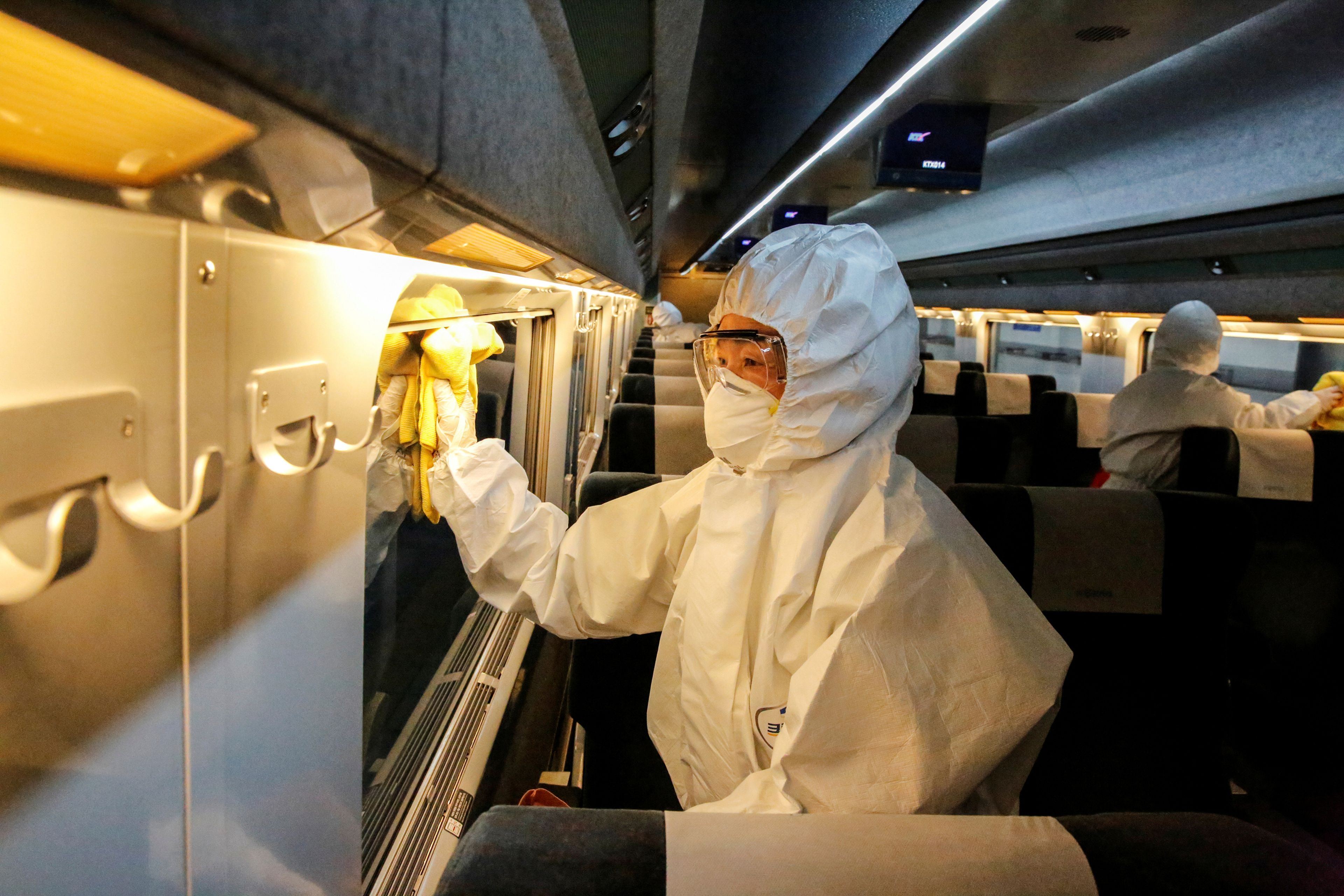 Un operario desinfecta un avión por el brote del coronavirus