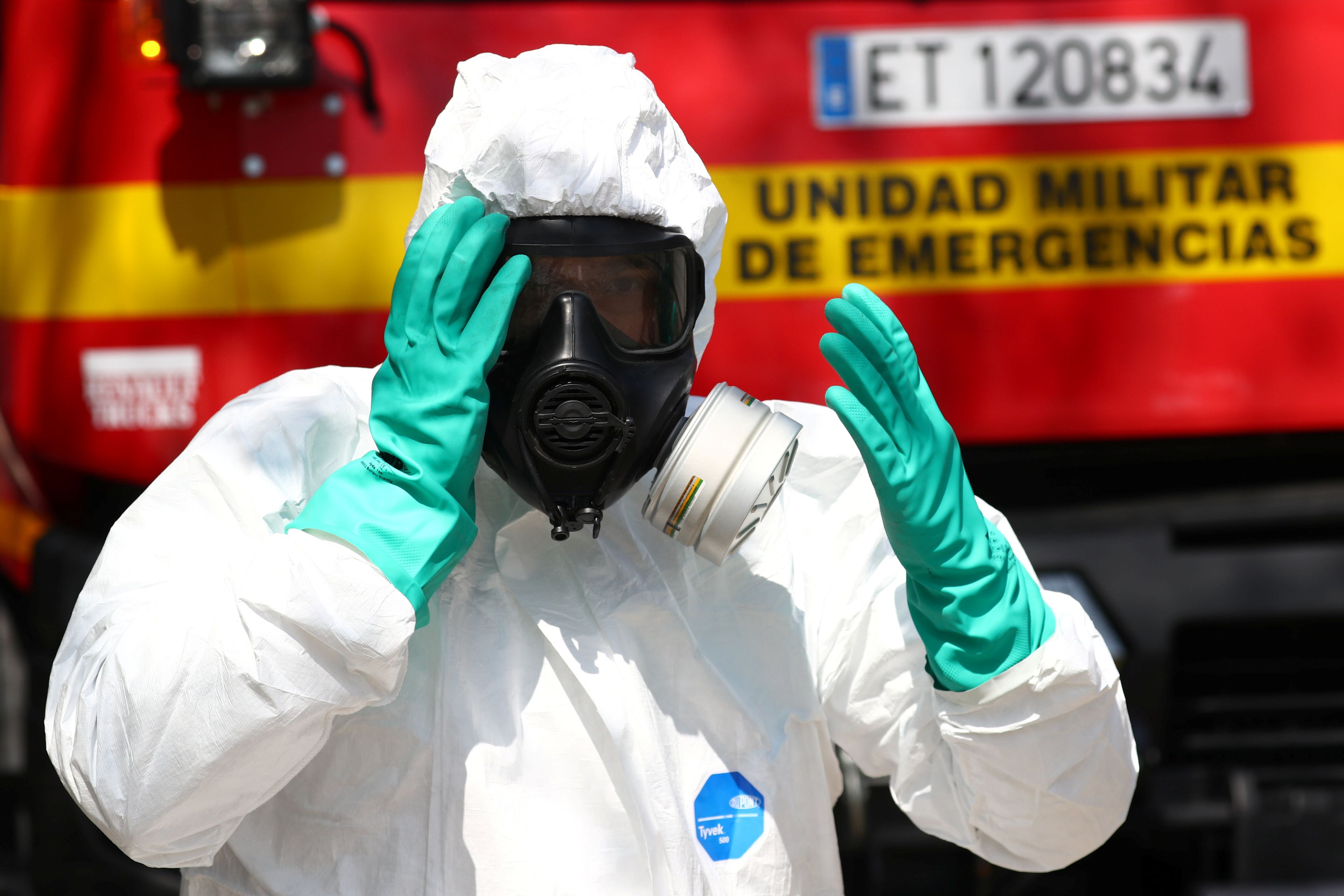 Un operario desinfecta las calles por la pandemia del coronavirus