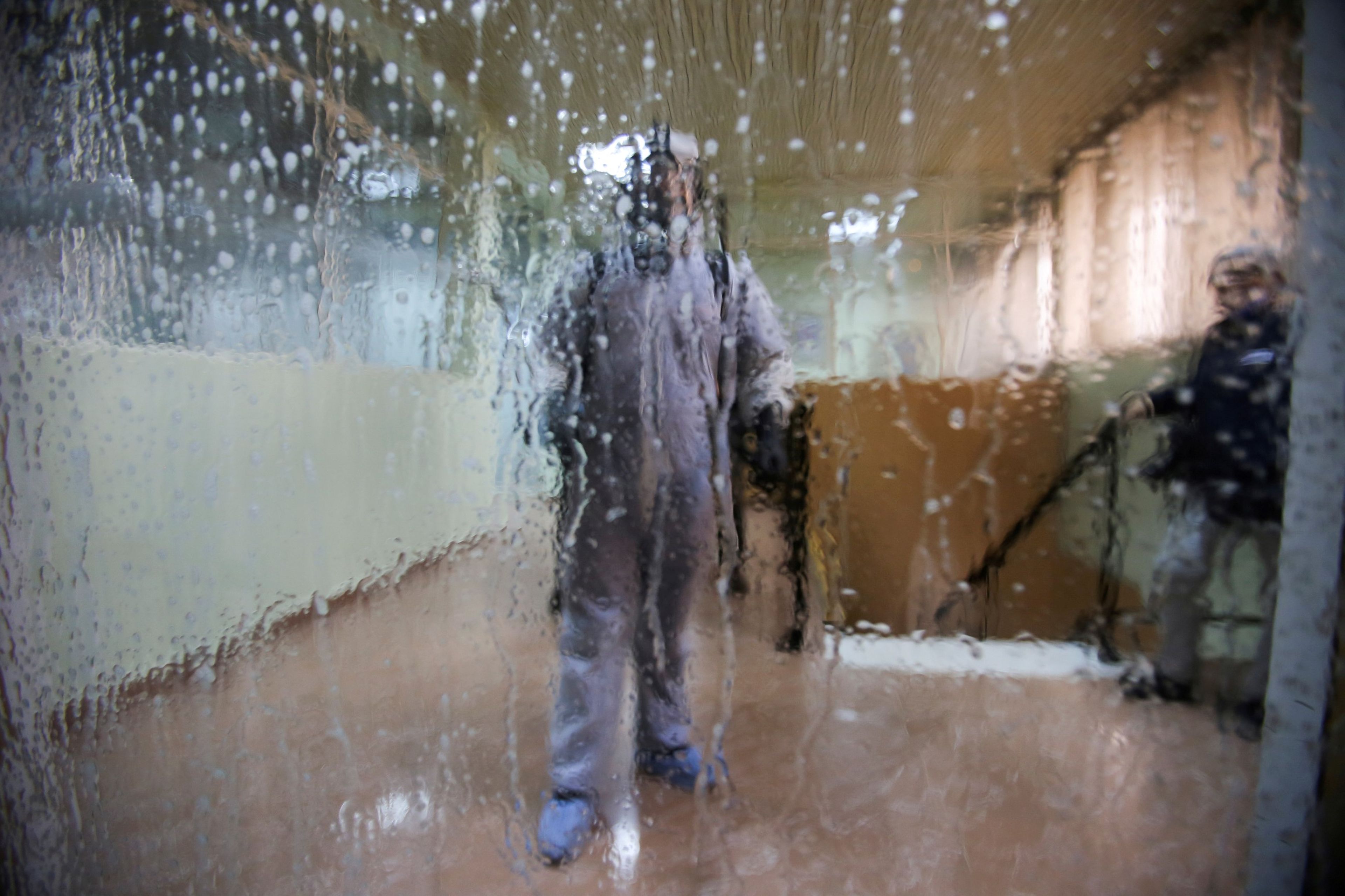 Un operario desinfecta una estación de autobuses en plena crisis del coronavirus