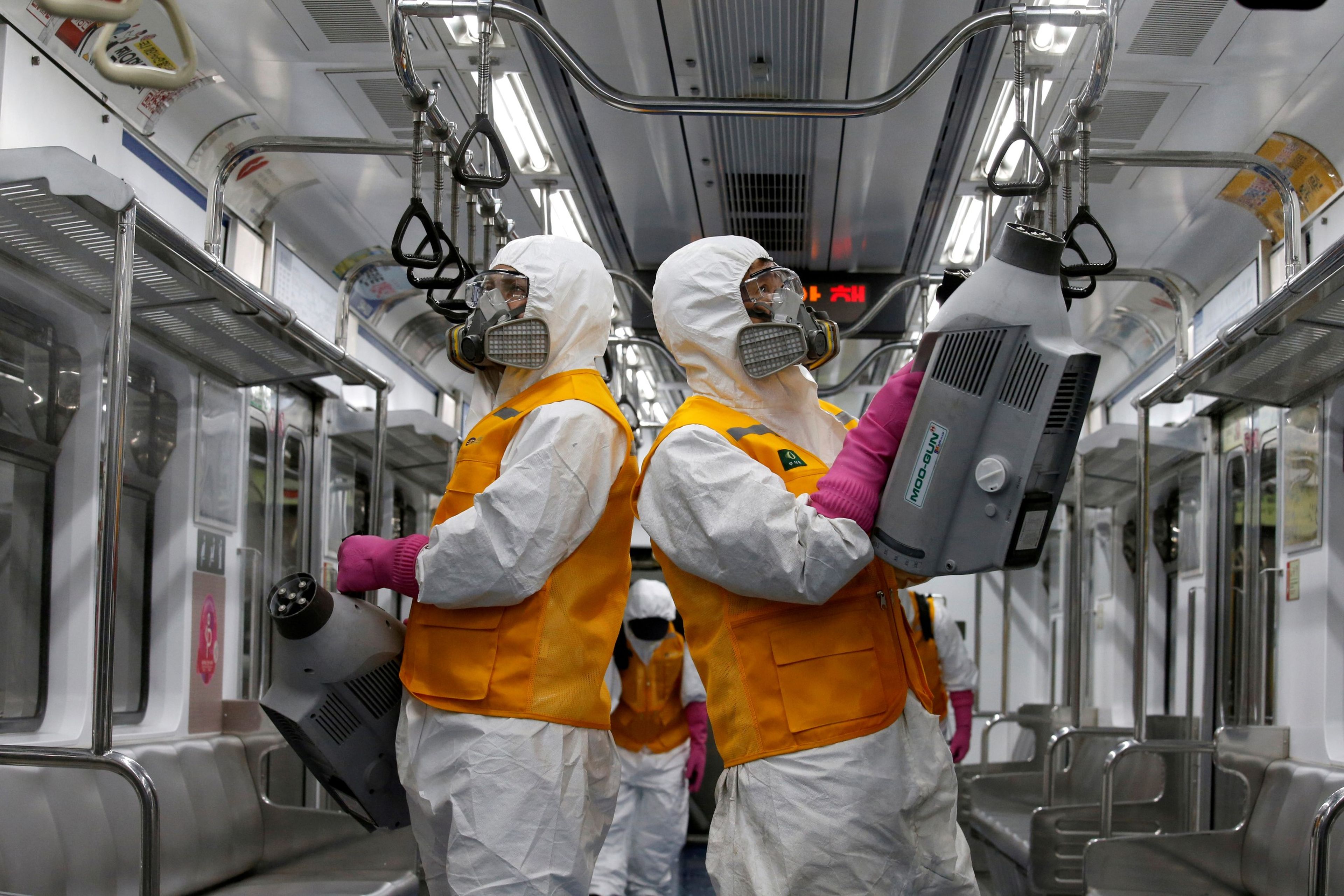 Operarios desinfectan un vagón de metro en Seúl por el brote de coronavirus