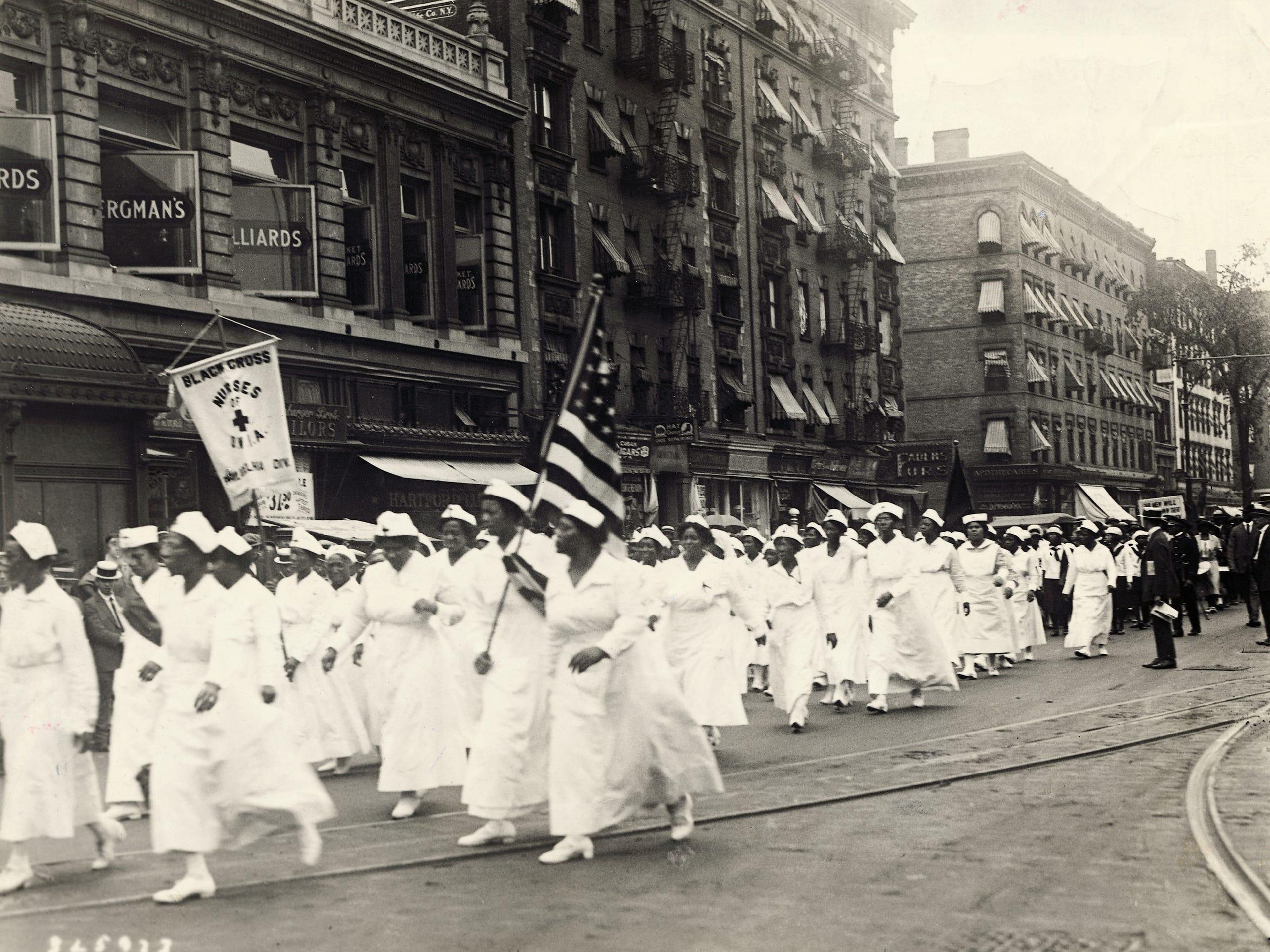 Enfermeras de la Cruz Negra en un desfile por Harlem durante la convención de la Asociación Universal para la Mejora de los Negros.