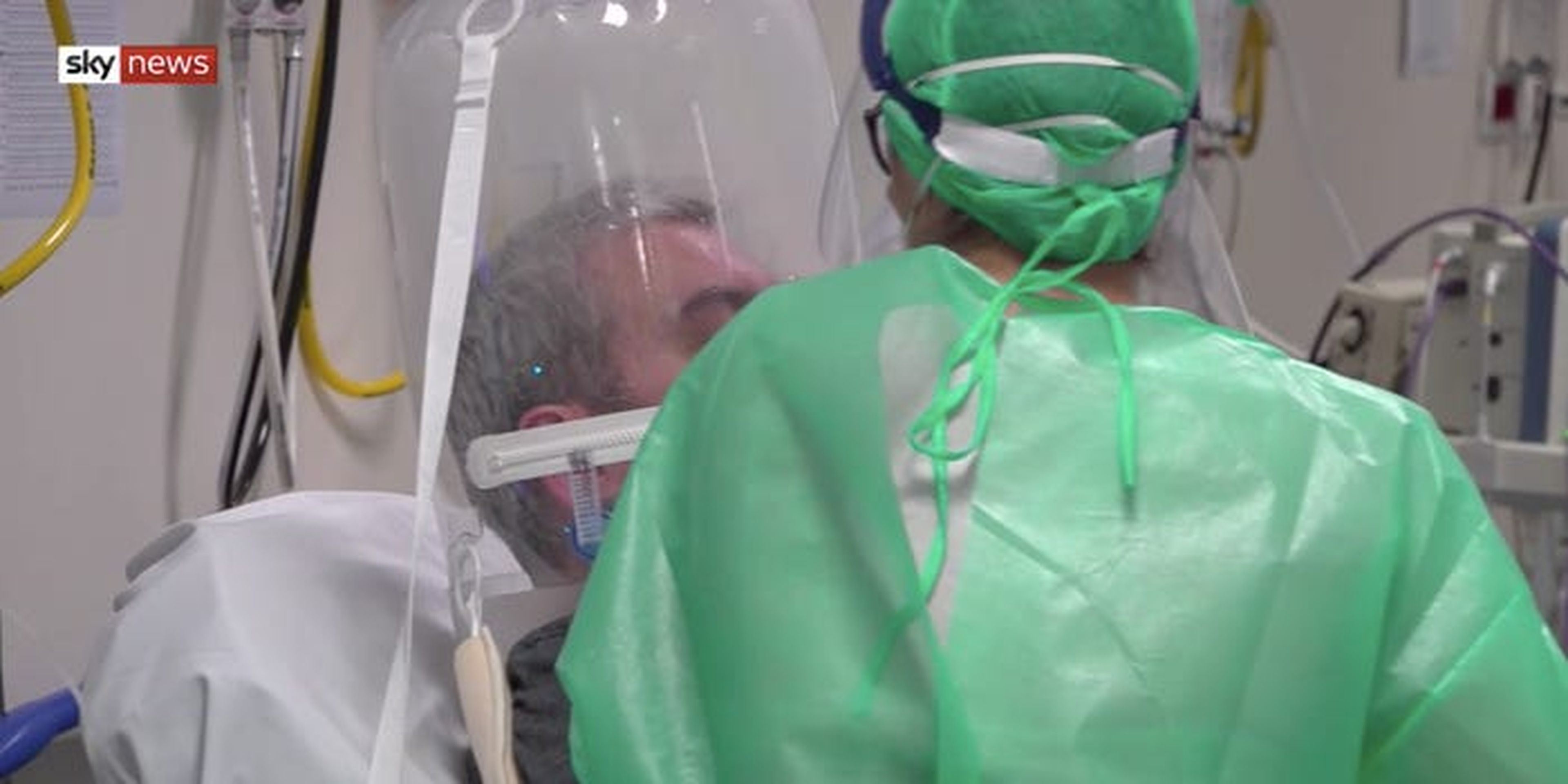 Uno de los pacientes críticos del hospital de Bérgamo, Italia, con un casco respiratorio regular los niveles de oxígeno en los pulmones.