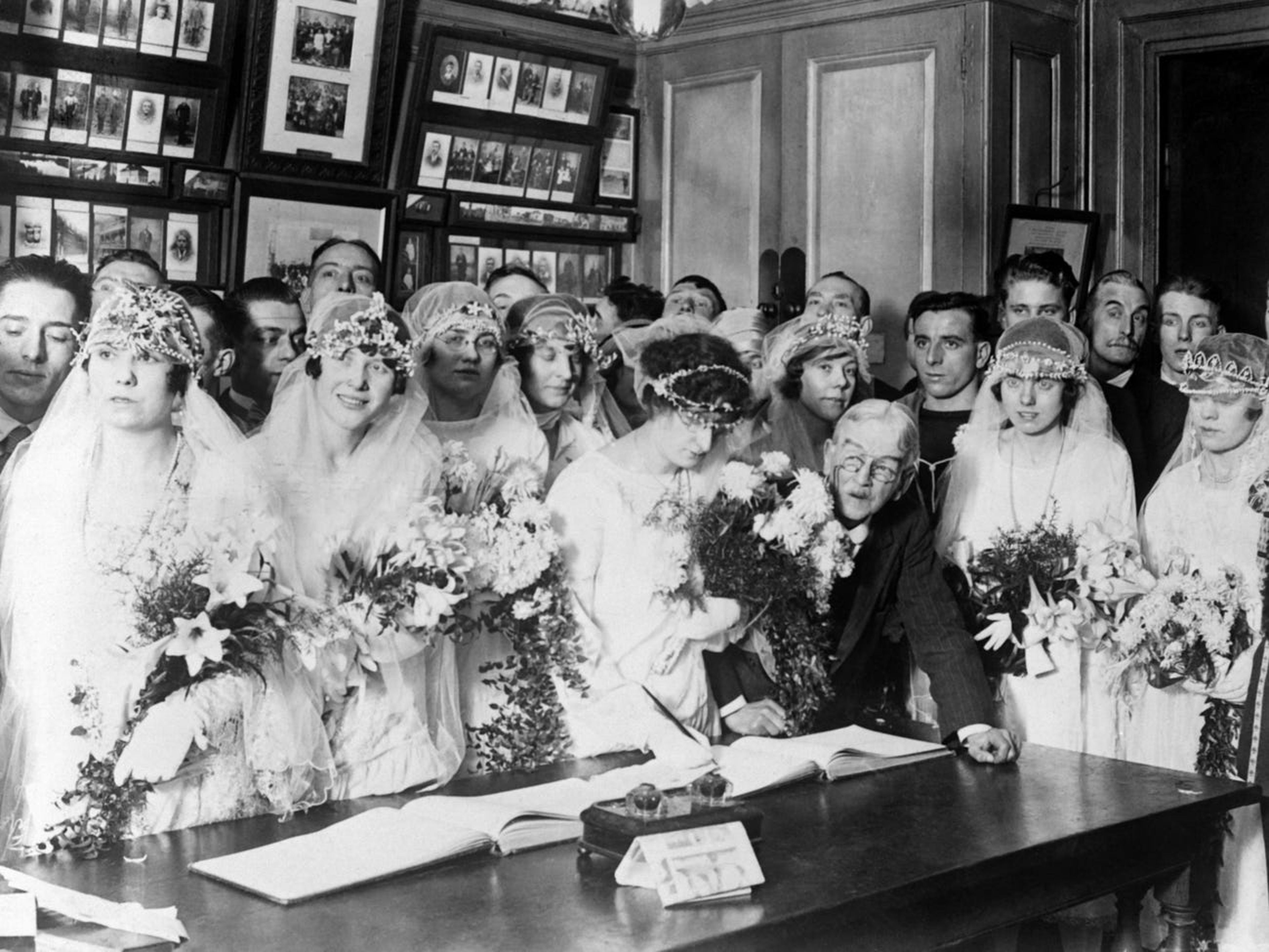 Las parejas se reunieron en la Iglesia de San Jorge el día de Navidad en 1920.