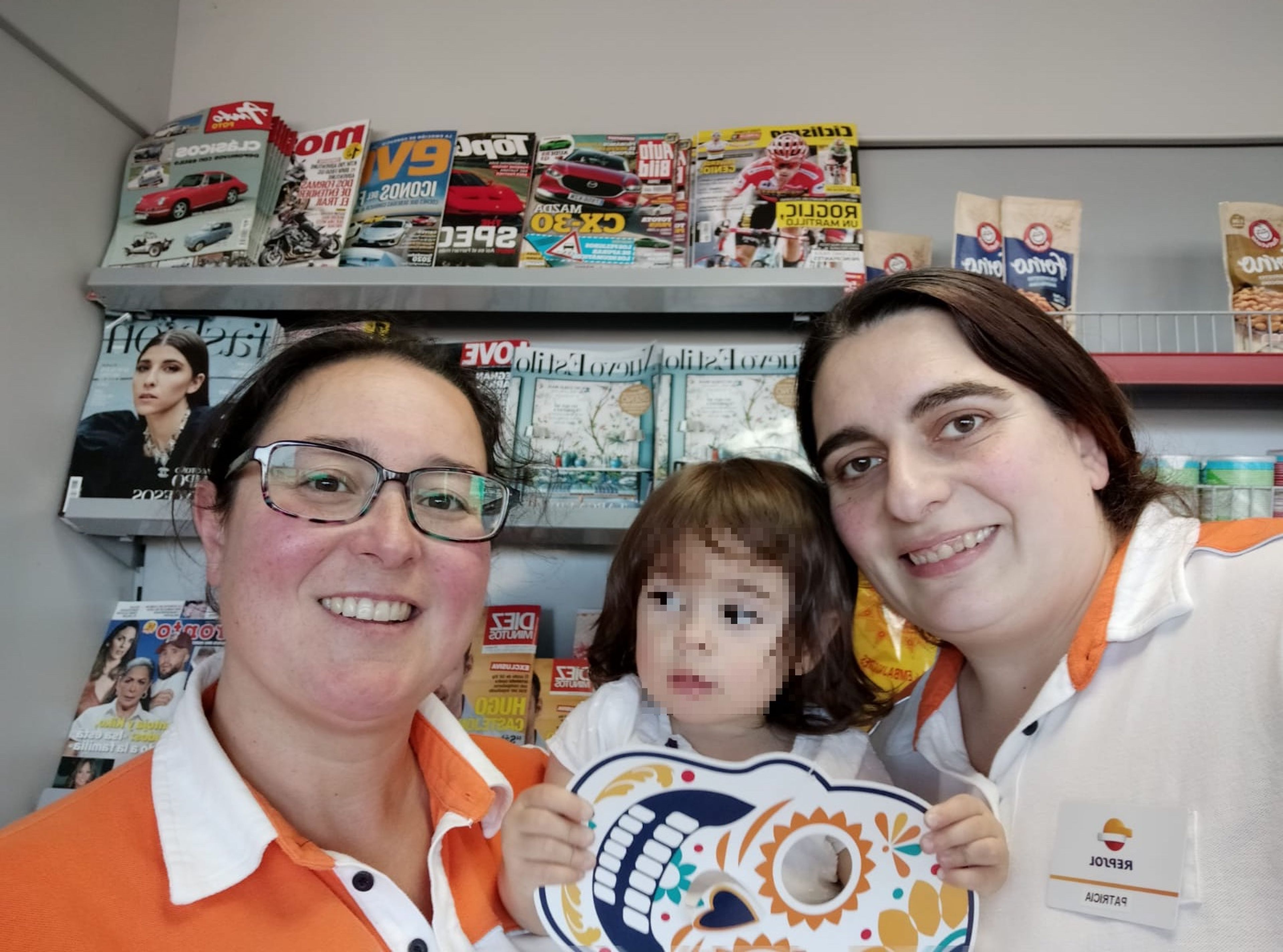 Patricia con su familia en su centro de trabajo en Burgos