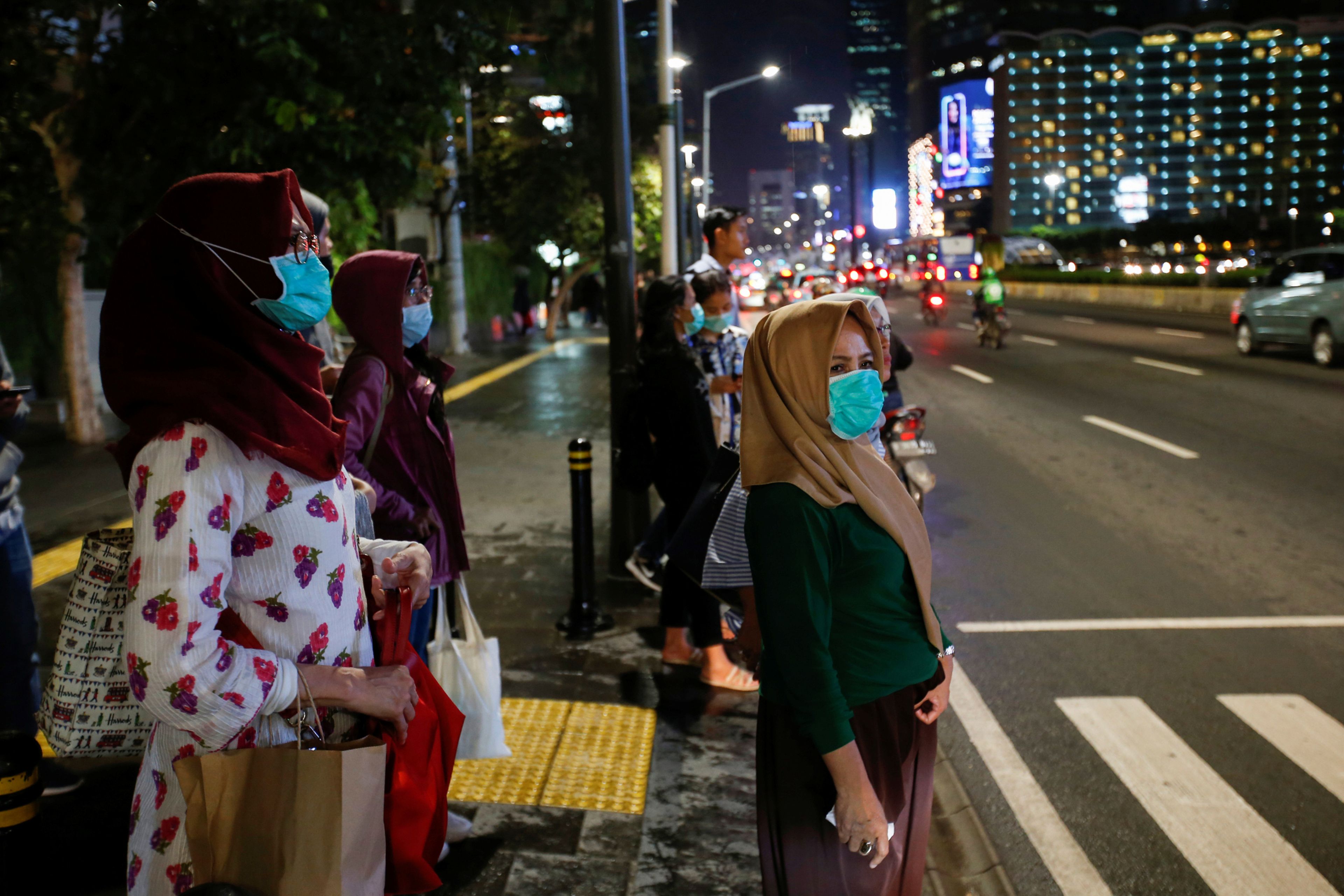 Peatones con mascarillas en el centro de Yakarta (Indonesia)