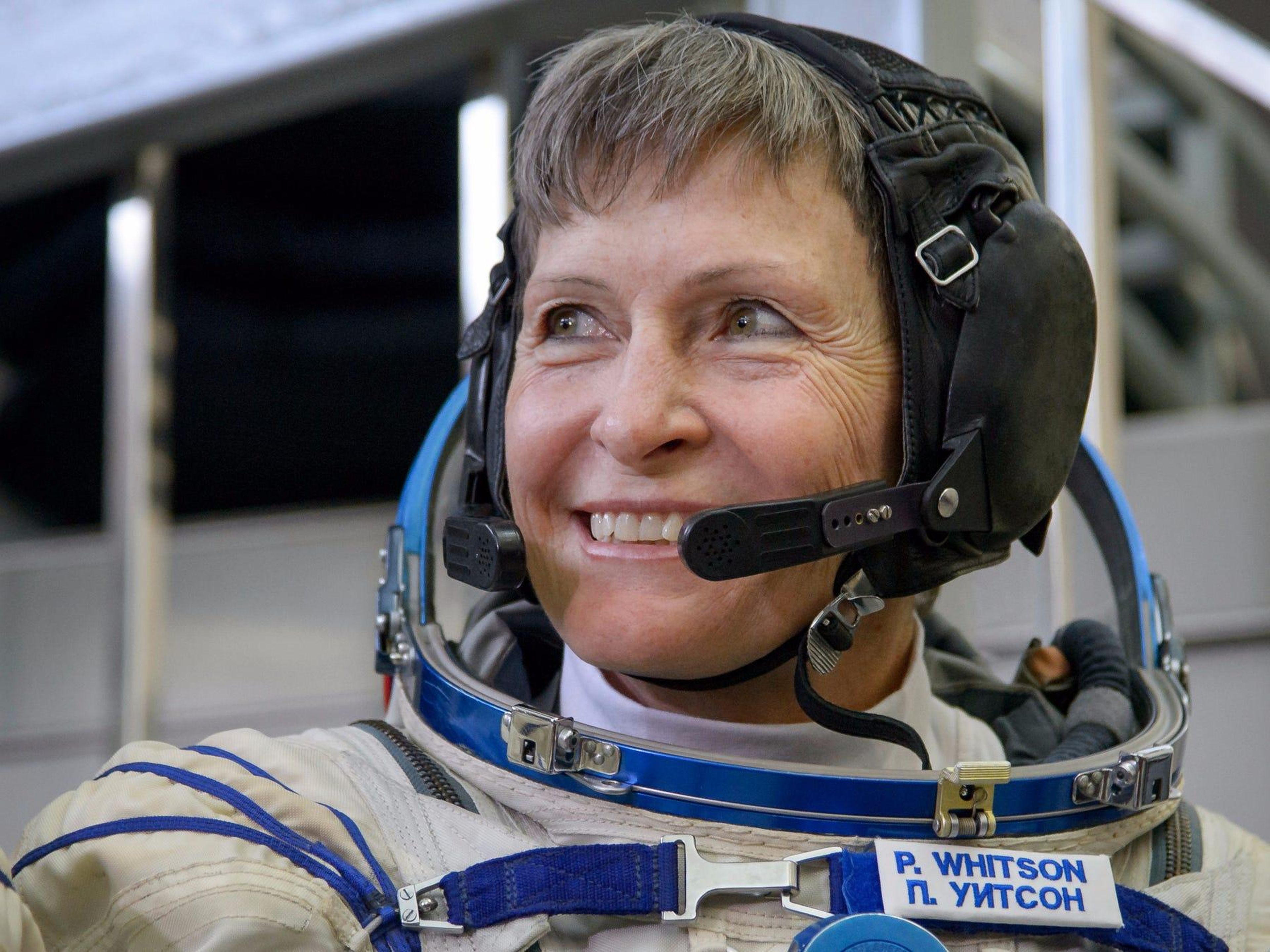 La astronauta Peggy Whitson de la NASA poco antes de que se lanzara a la EEI.