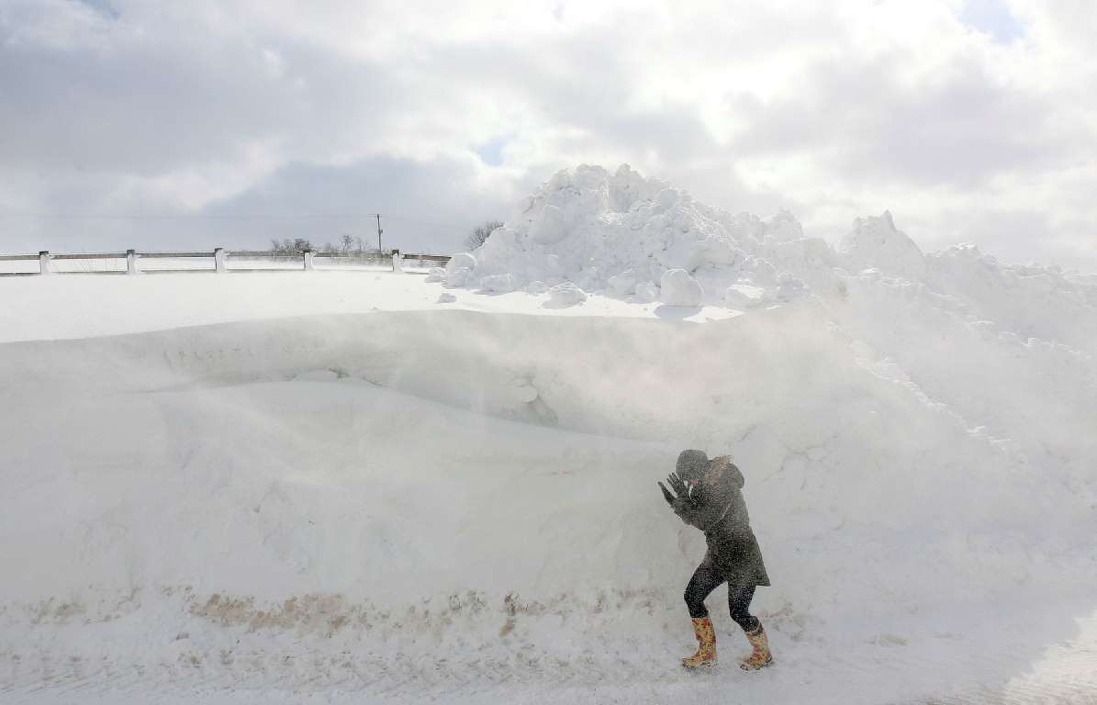 Una persona atraviesa una ventisca de nieve en Irlanda del Norte.
