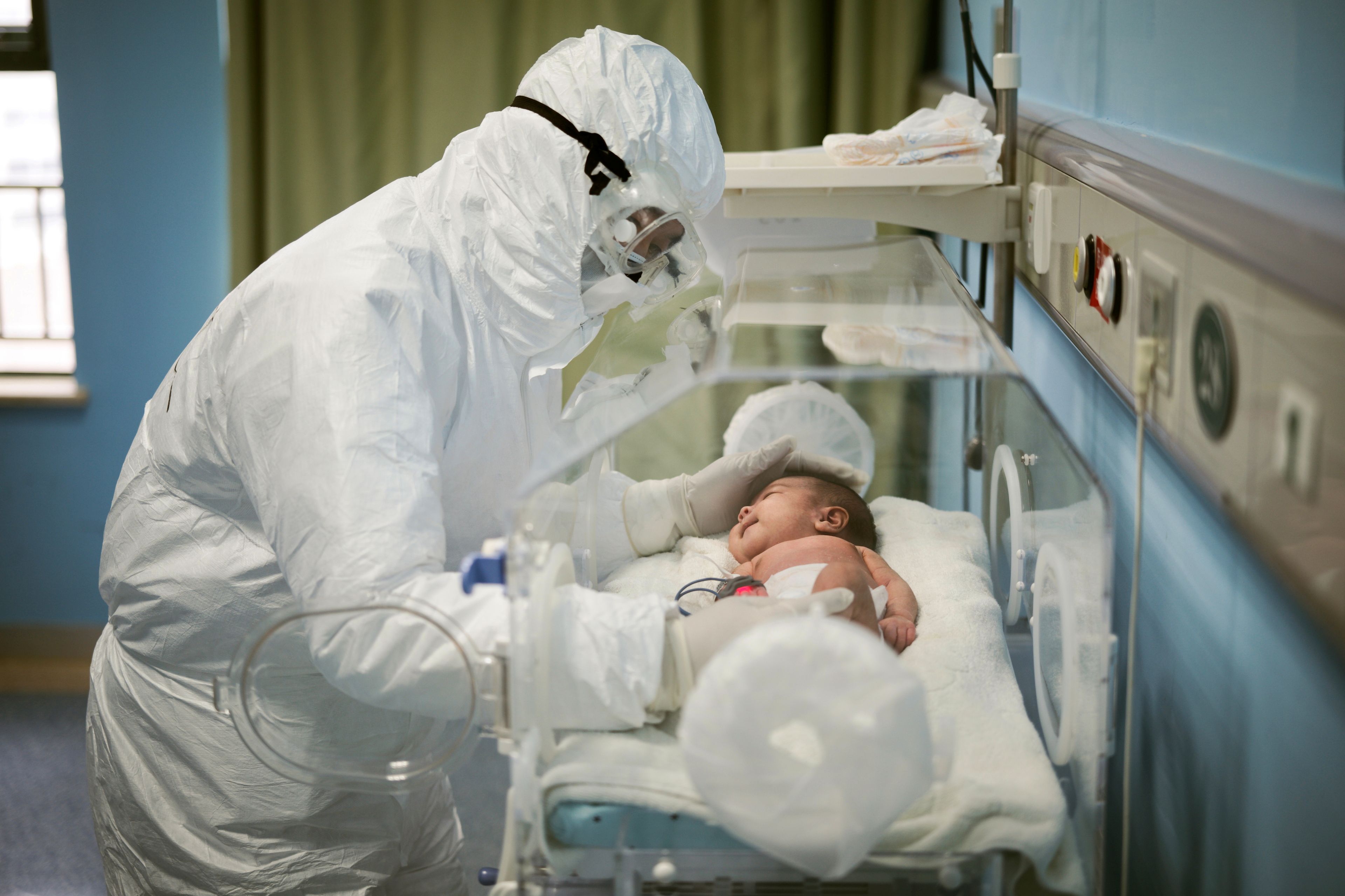 Un personal médico atiende a un bebé con nuevo coronavirus en el Hospital de Niños de Wuhan, en Wuhan, China.