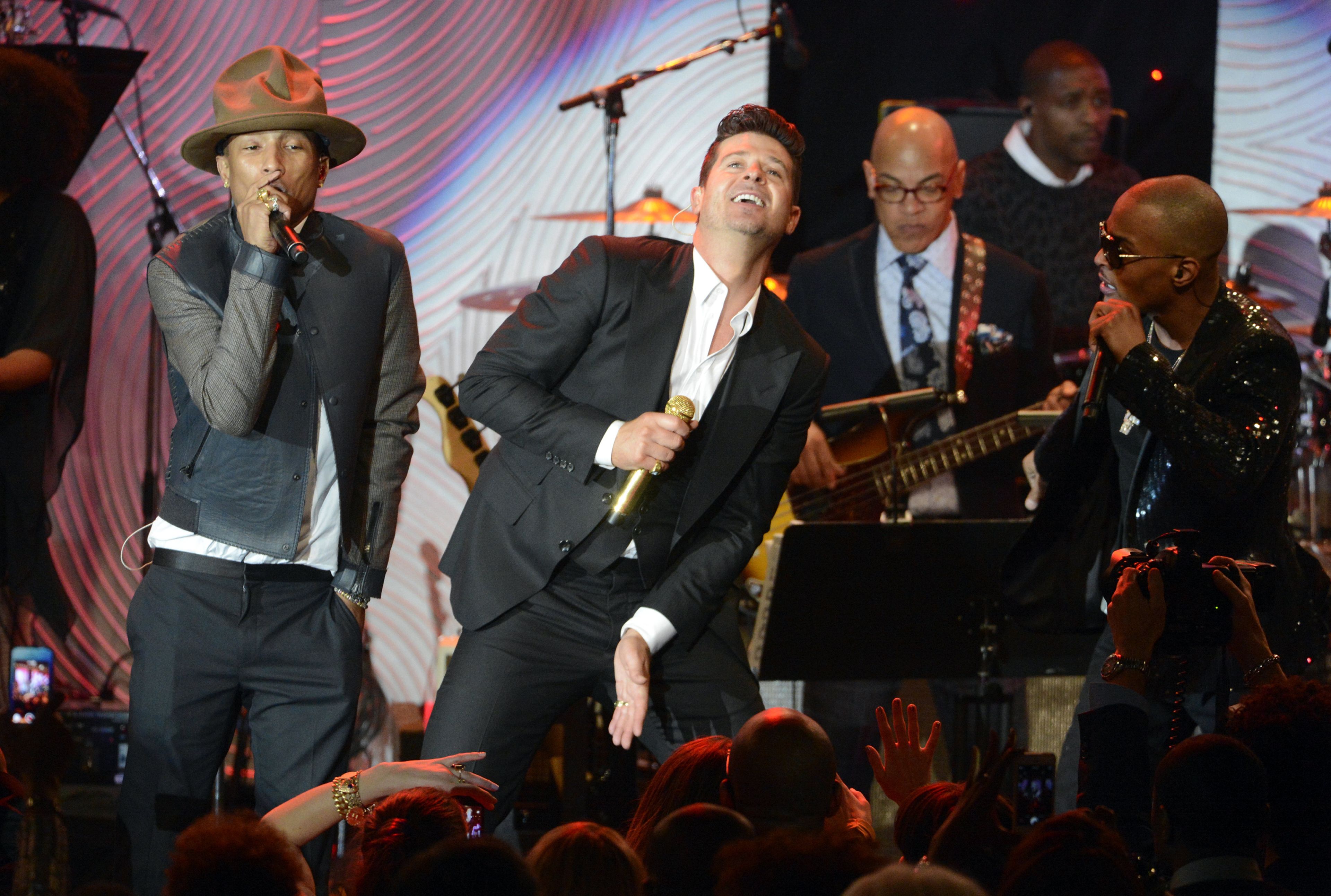 Pharrell Williams, Robin Thicke y T.I. actuando en la Gala Pre-Grammy