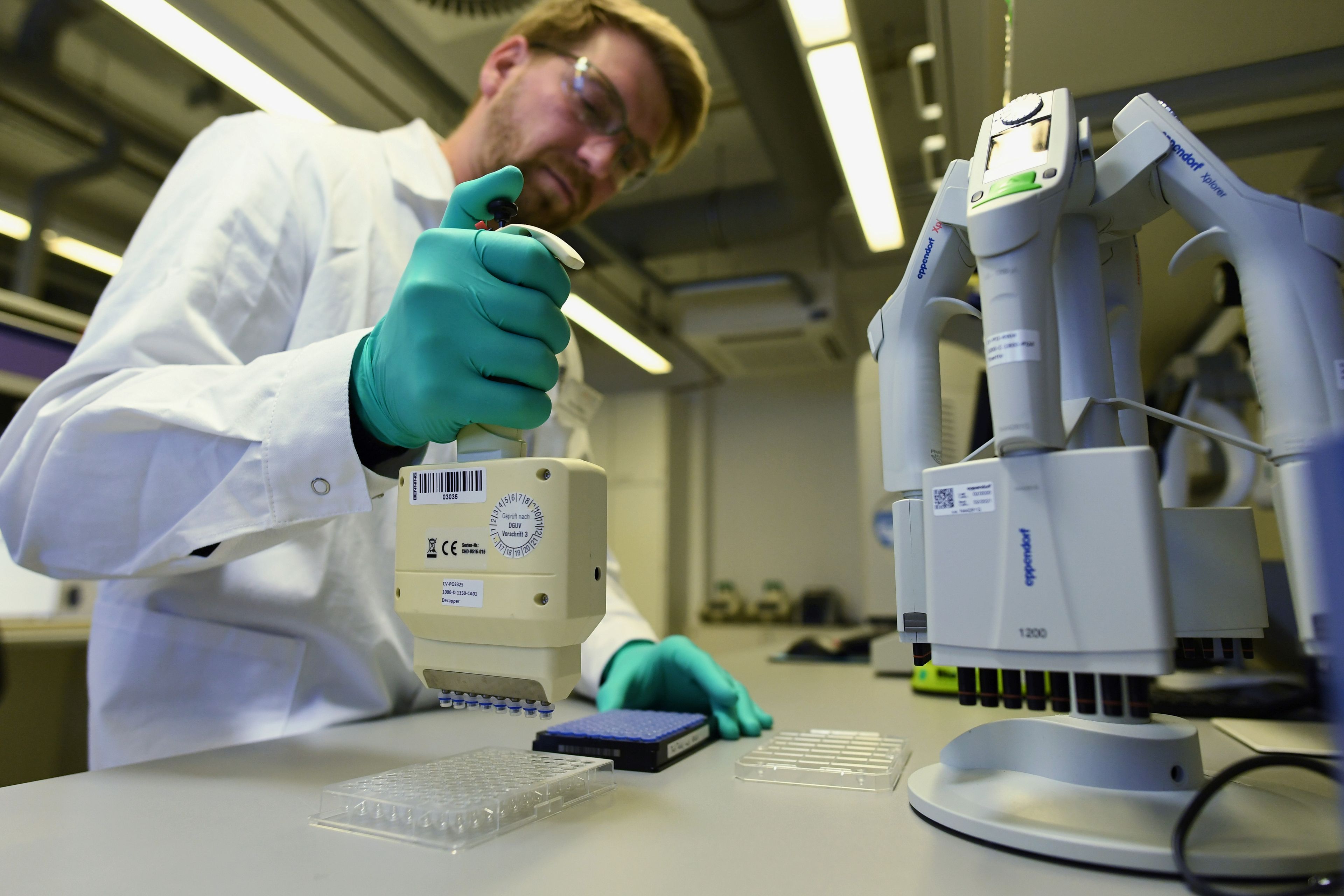 Philipp Hoffmann, de la alemana CureVac, trabaja en una vacuna para el COVID-19.