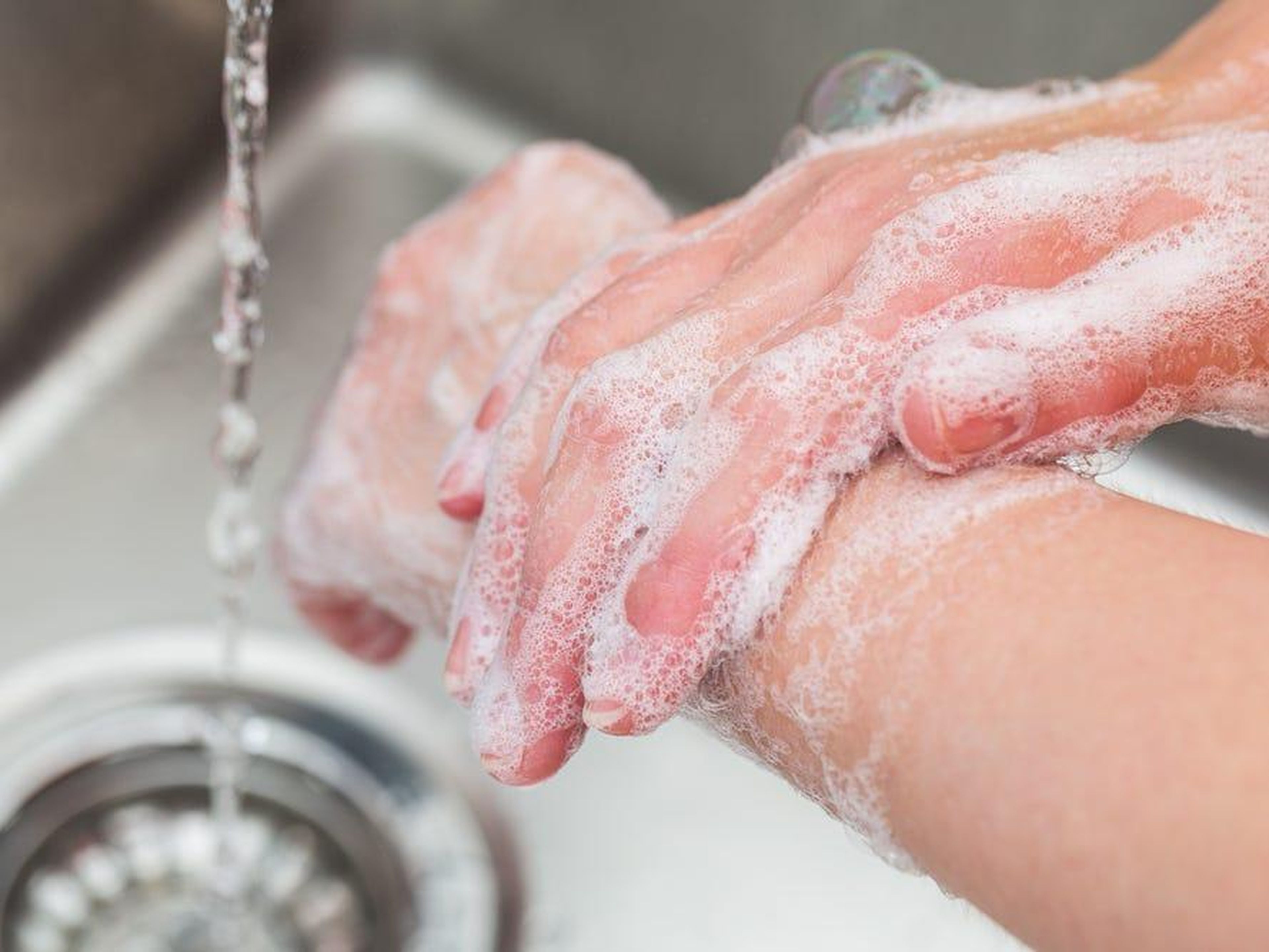 Simplemente lava tus manos con jabón y agua tibia.