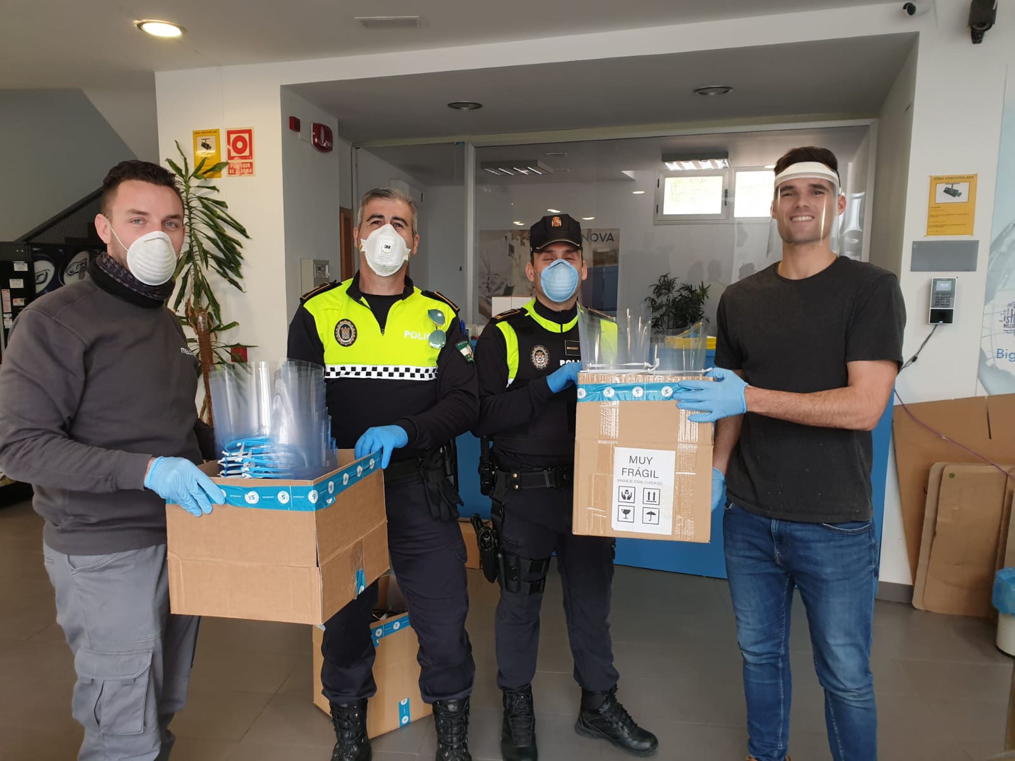 La Policía Local de Linares recoge viseras protectoras en las instalaciones de Sicnova para repartirlas