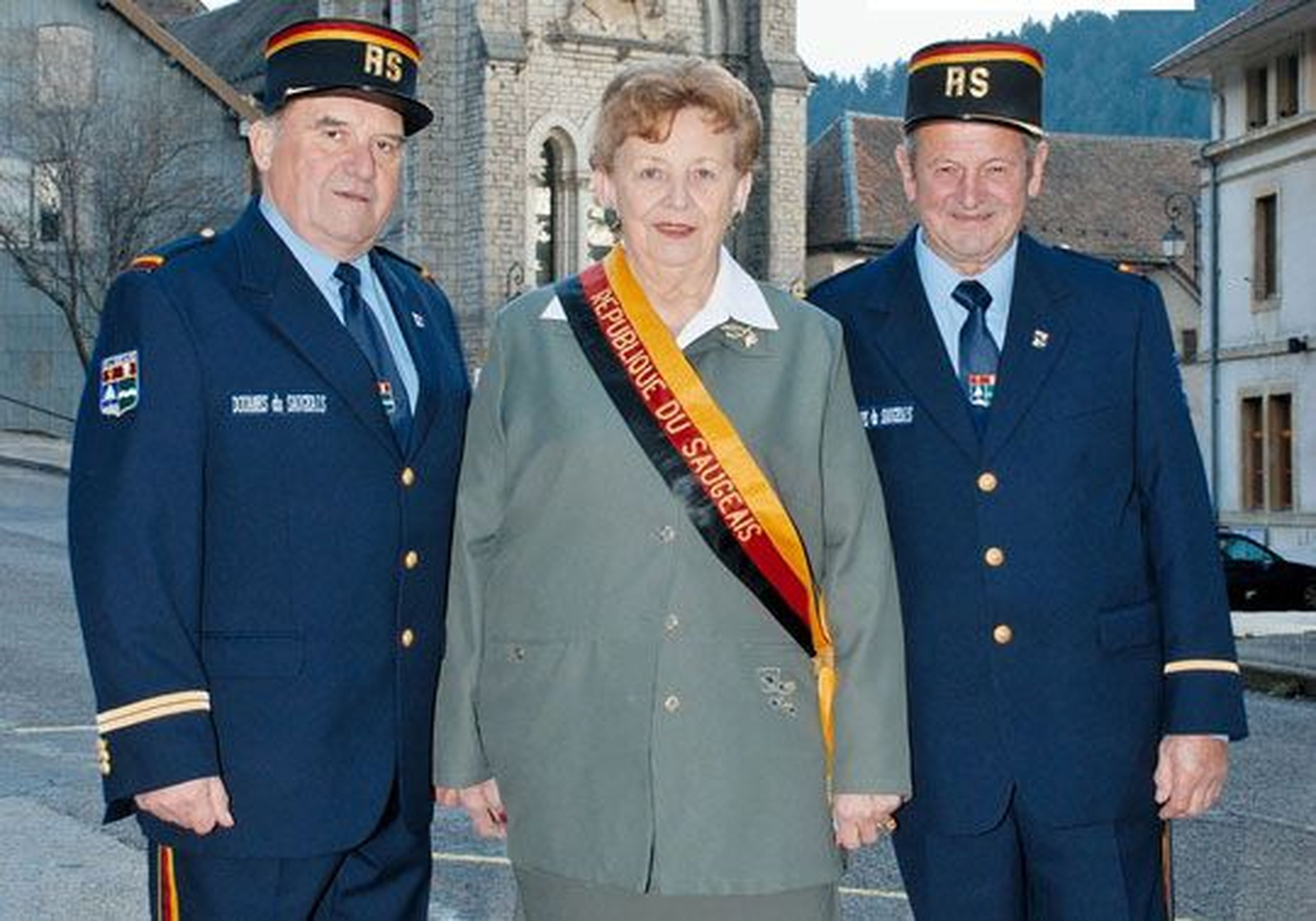 La presidenta Georgette Bertin-Pourchet con los dos funcionarios de aduanas.