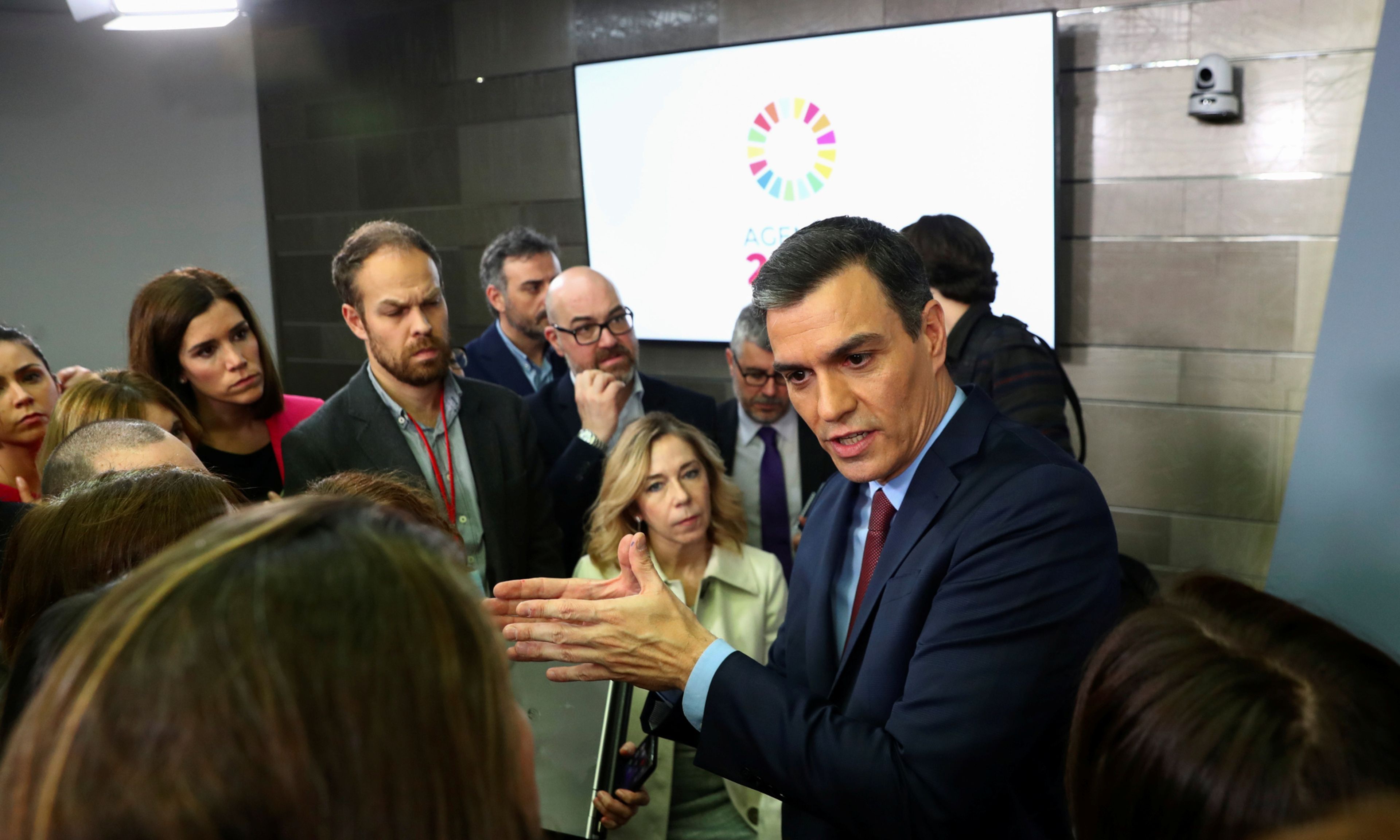 El presidente del Gobierno, Pedro Sánchez, habla con la prensa tras una comparecencia