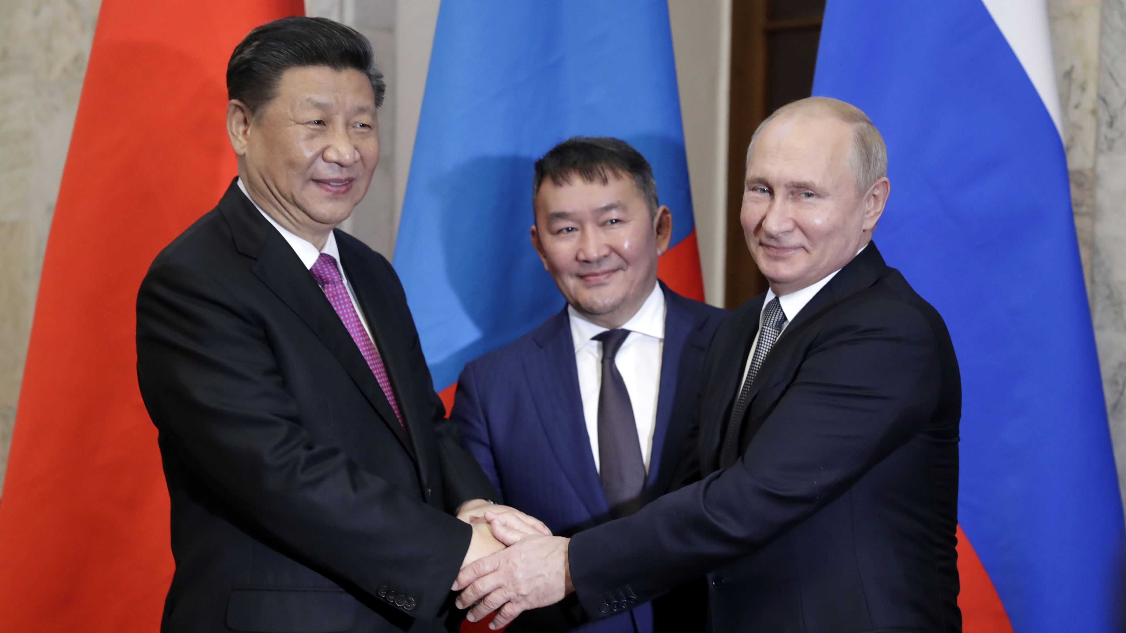 El presidente de Mongolia, Khaltmaagiin Battulga, entre su homólogo chino, Xi Jinping, y ruso, Vladimir Putin.