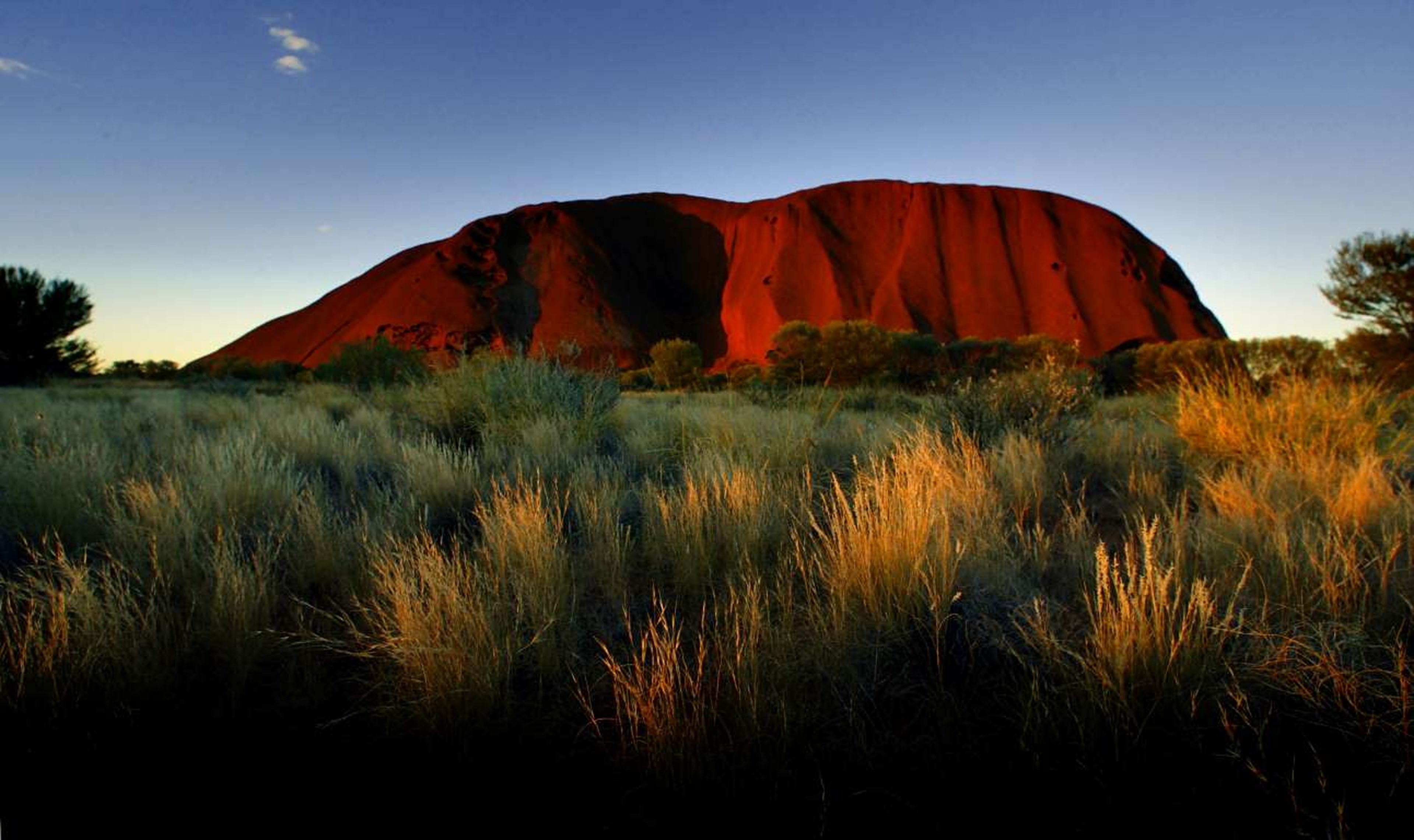 La puesta de sol en Ayers Rock, uno de los principales destinos turísticos de Australia, atrae a 400.000 visitantes cada año.