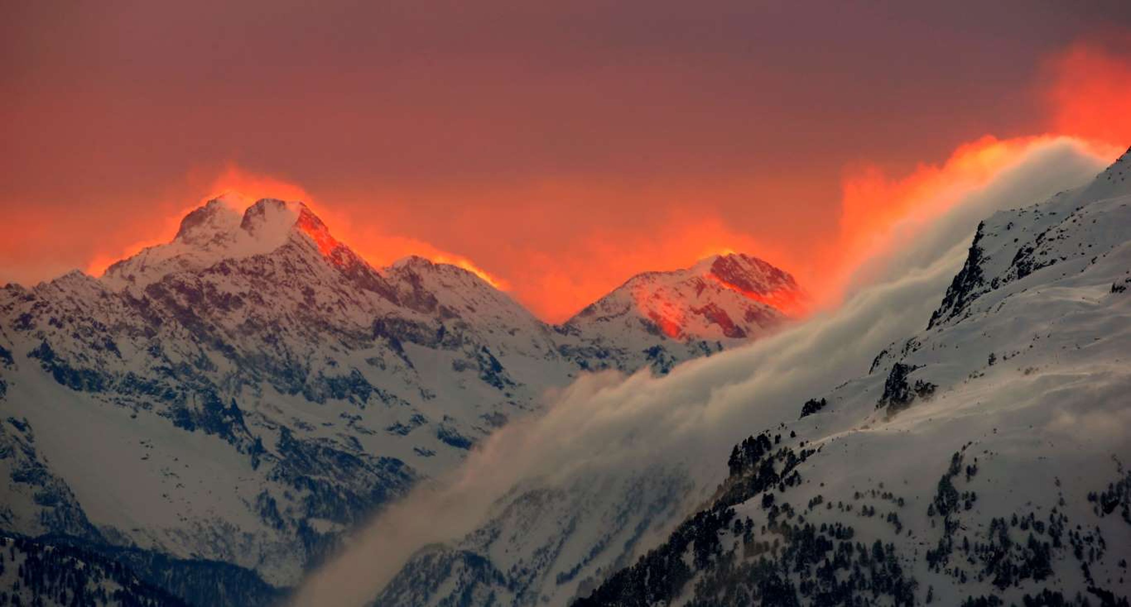 La puesta de sol ilumina las montañas en Suiza.