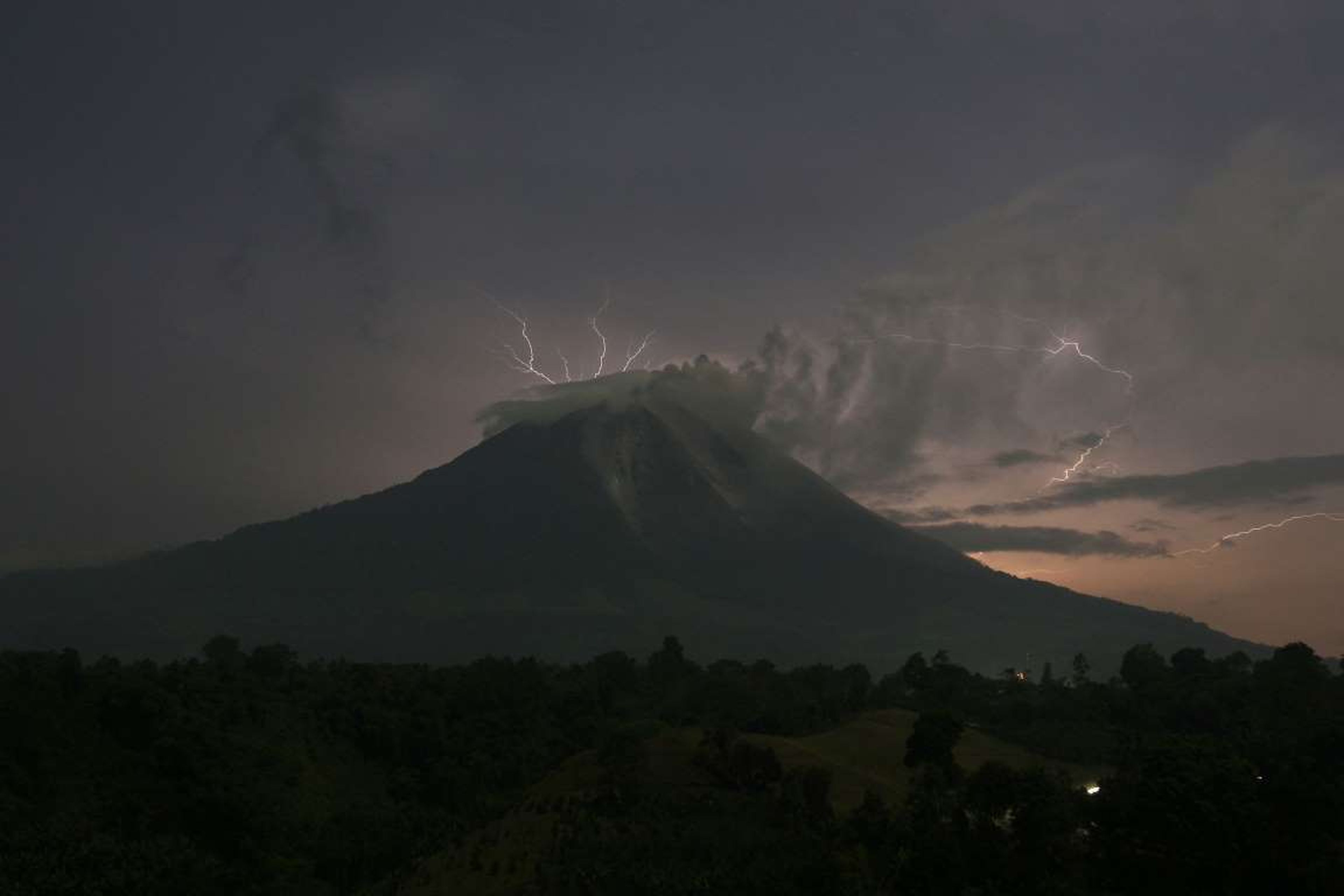 Los rayos caen en el Monte Sinabung de Indonesia, mientras el volcán arroja ceniza y lava caliente.