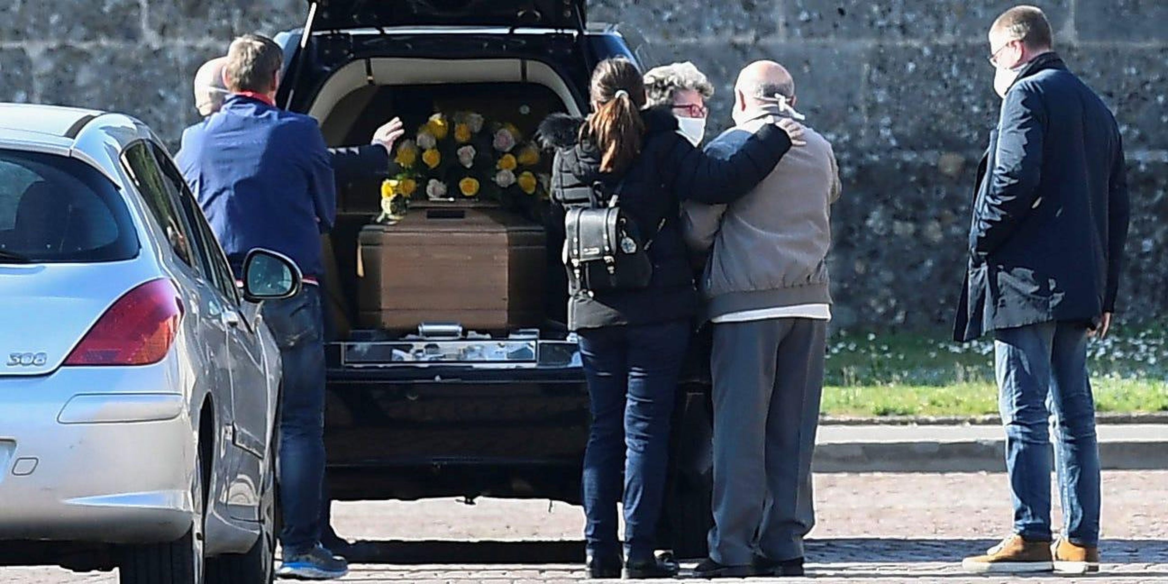 Familiares de una persona que murió por coronavirus (COVID-19) llegan a un cementerio en Bérgamo, Italia el 16 de marzo de 2020.