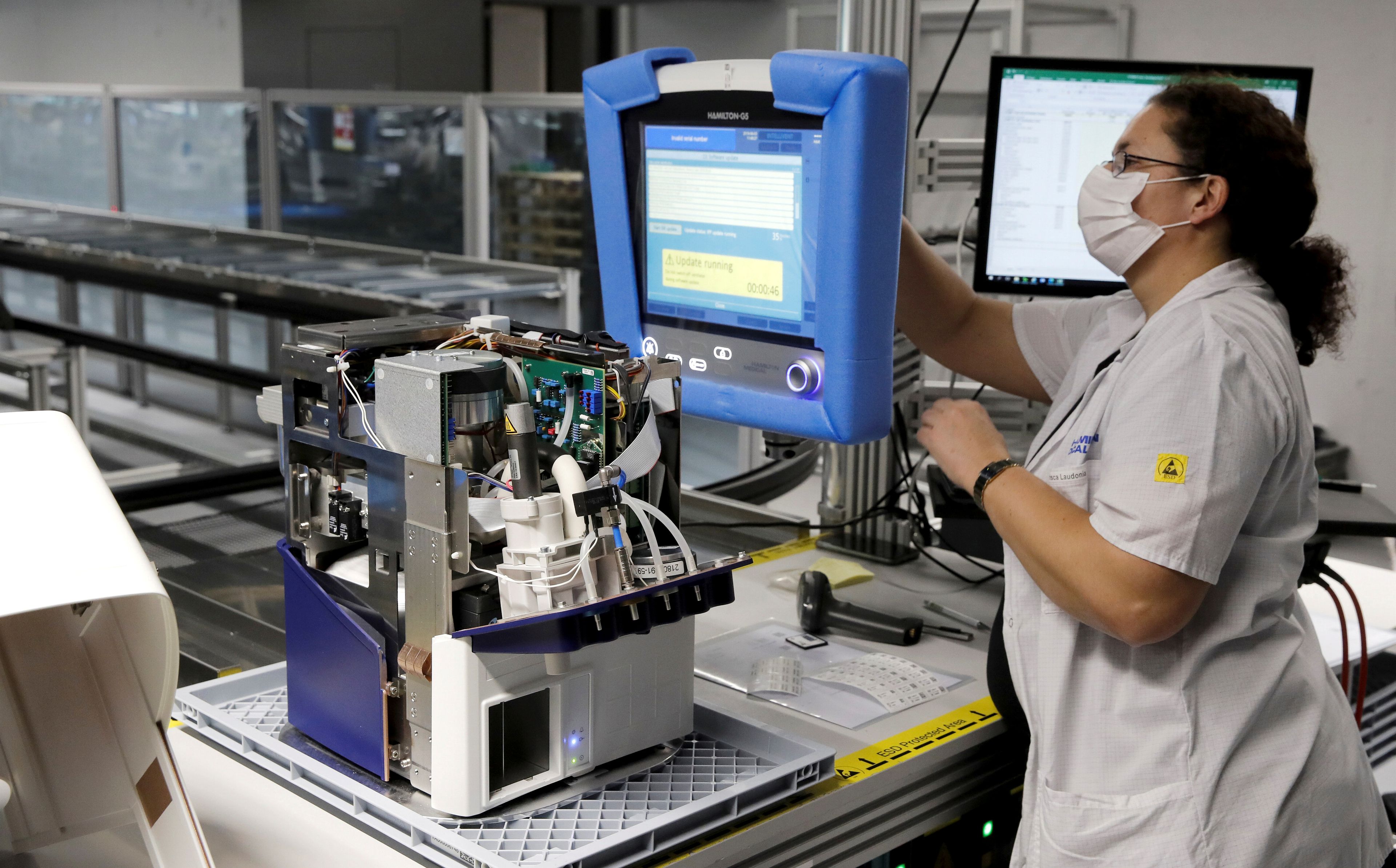 Una empleada de Hamilton Medical AG prueba un respirador en una planta en Domat / Ems, Suiza, 18 de marzo de 2020