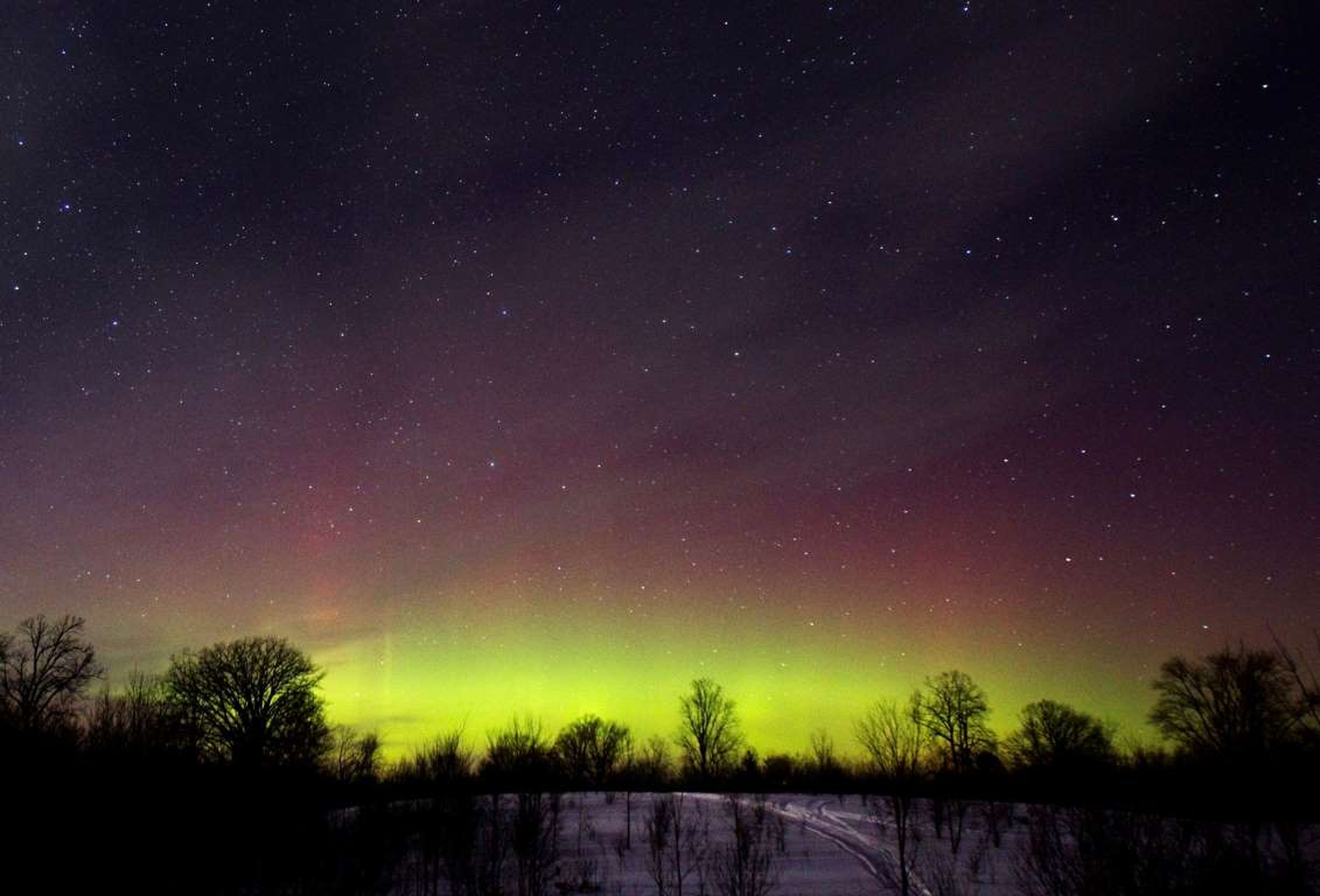 El resplandor de las luces del norte, se ve en el sur de Ontario.