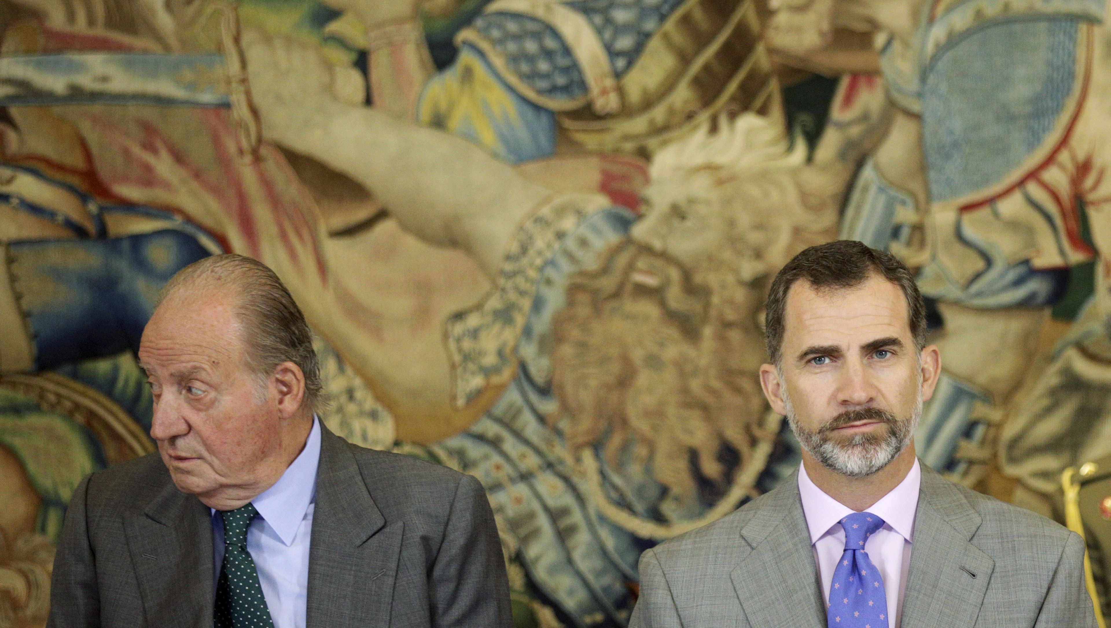 El rey Felipe VI junto a don Juan Carlos, en una fotografía de archivo