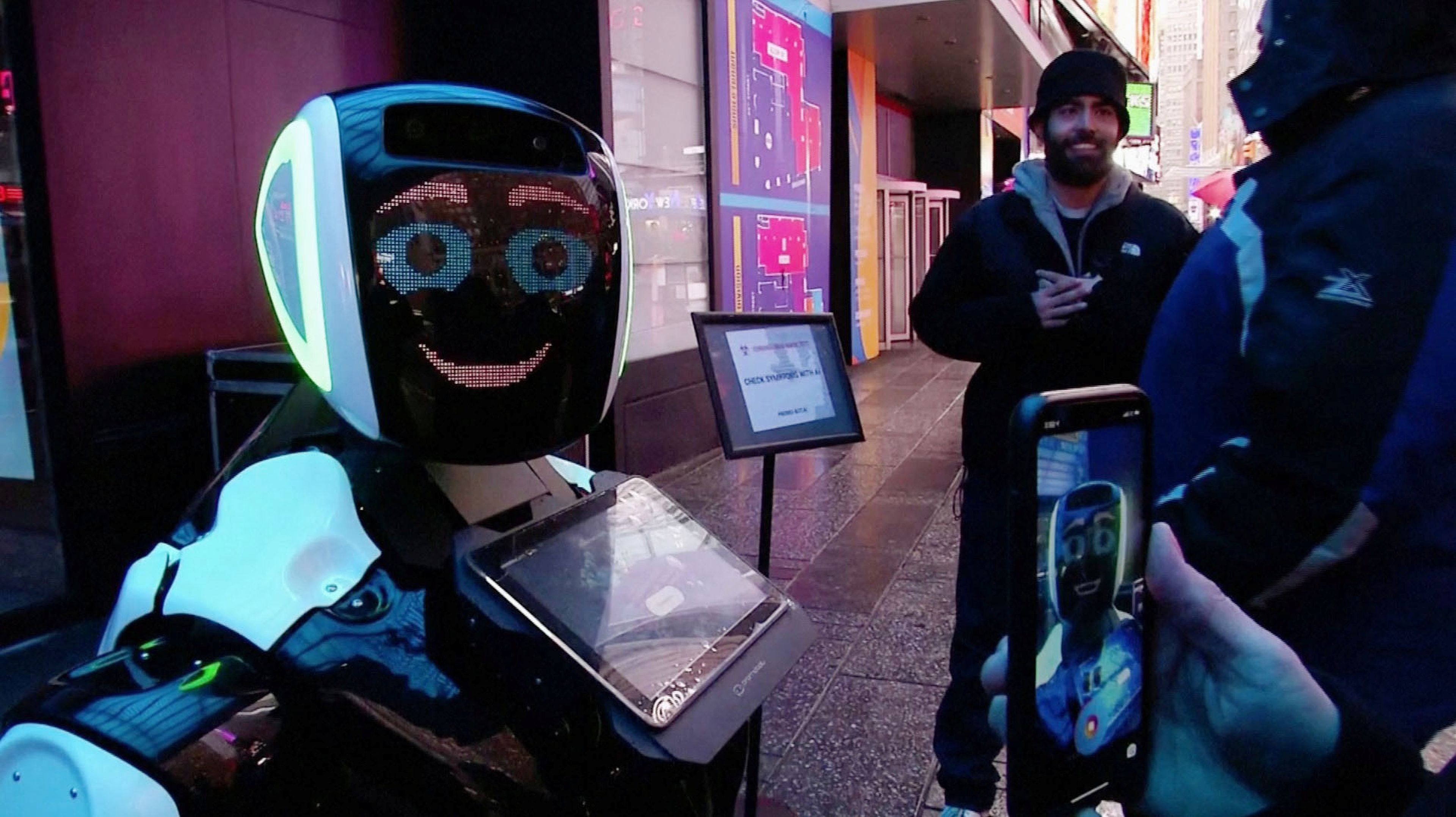 Robot da información sobre el coronavirus en Times Square