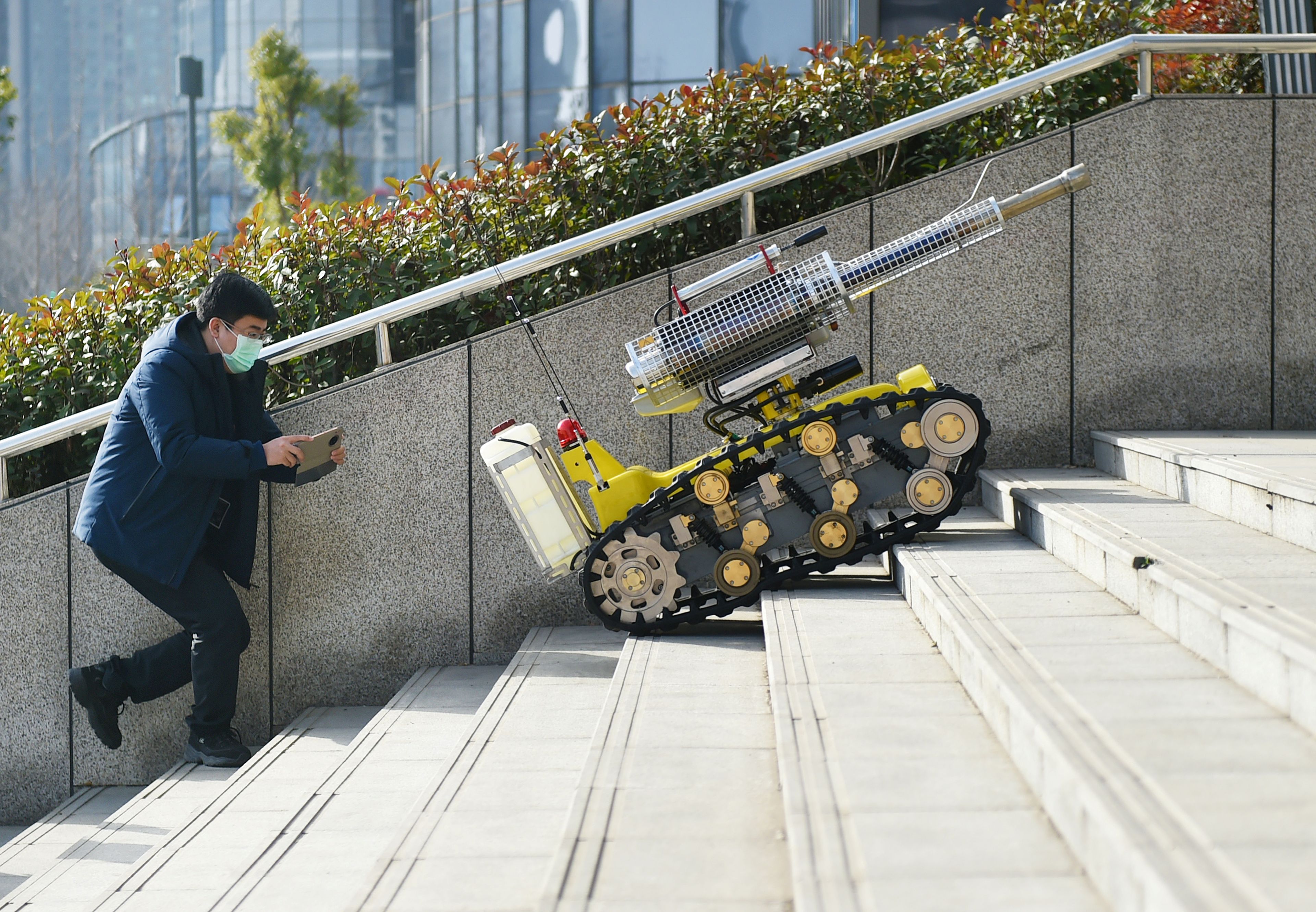 Un robot desinfecta las calles de Henan