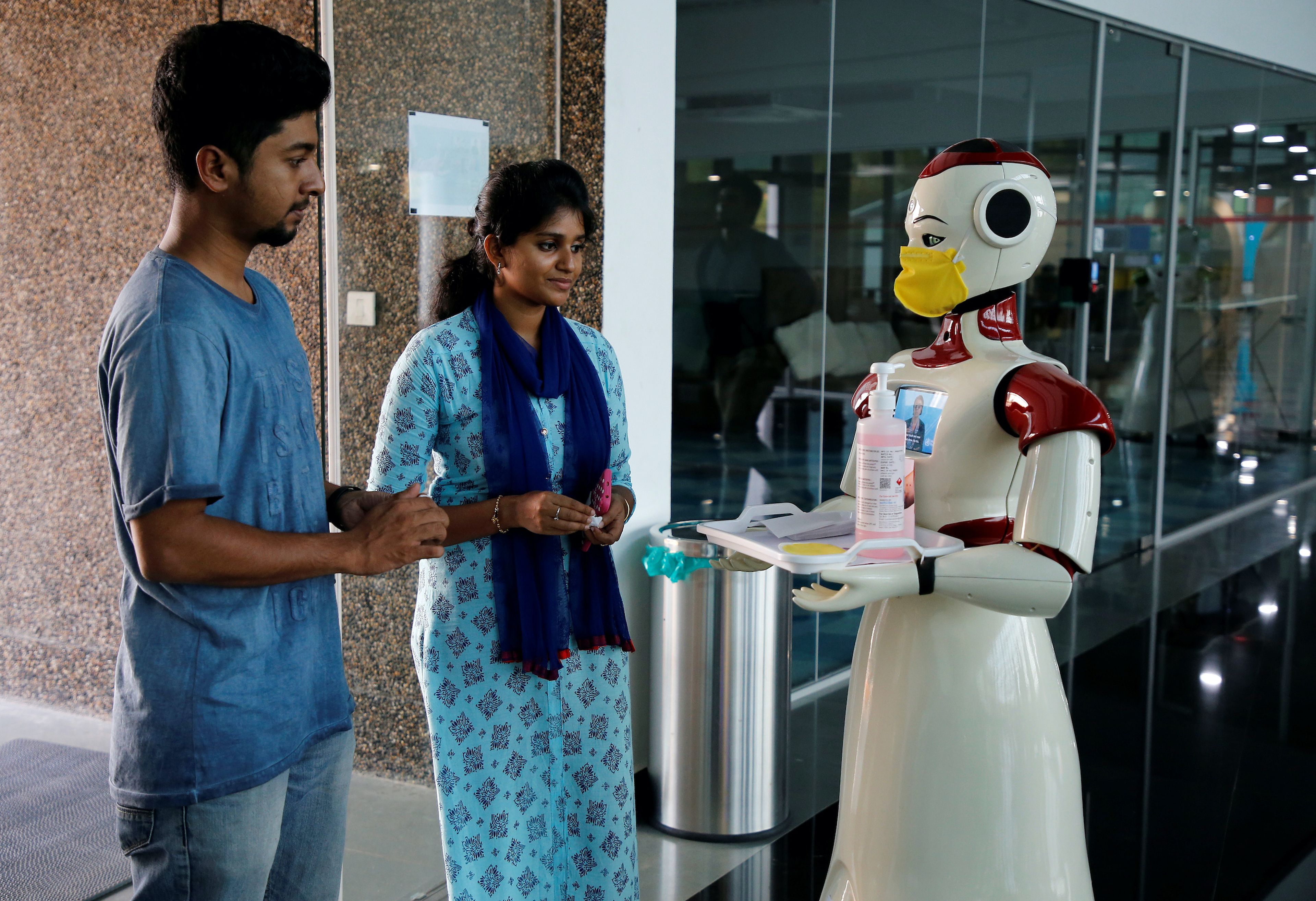 Un robot reparte mascarillas y gel desinfectante en la India
