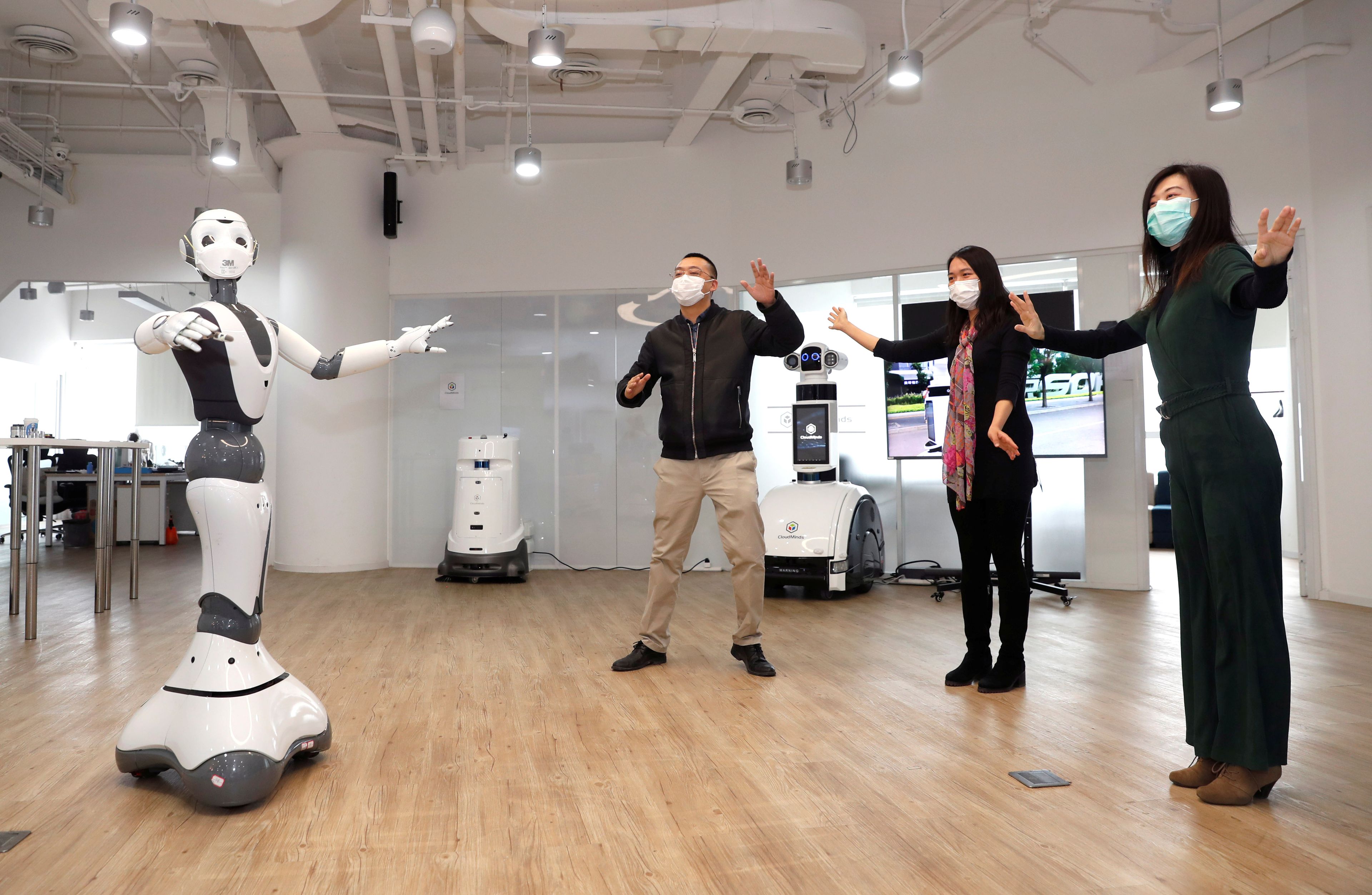 Robots 5G donados a los hospitales chinos