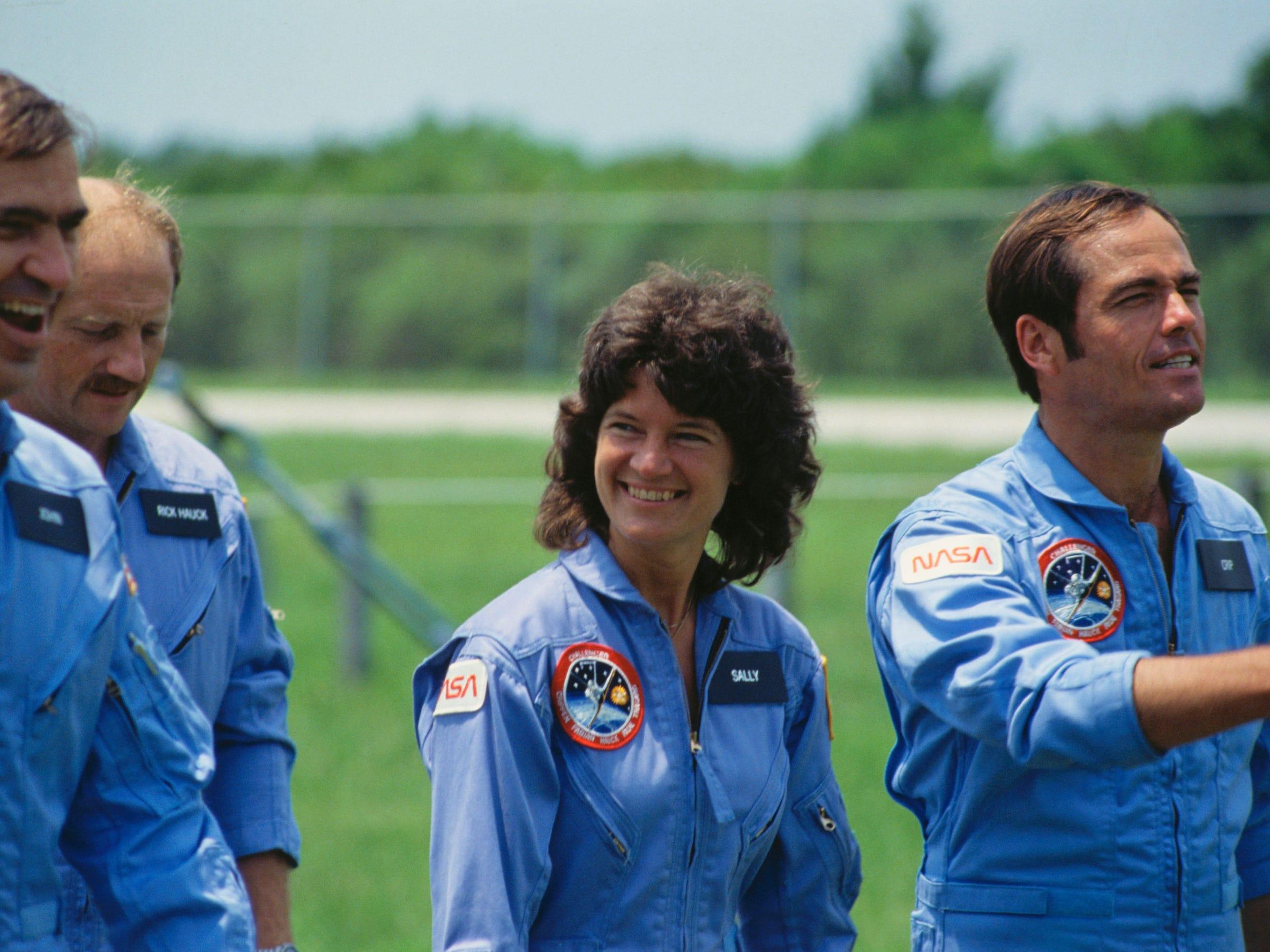 Sally Ride antes del lanzamiento del transbordador espacial Challenger.