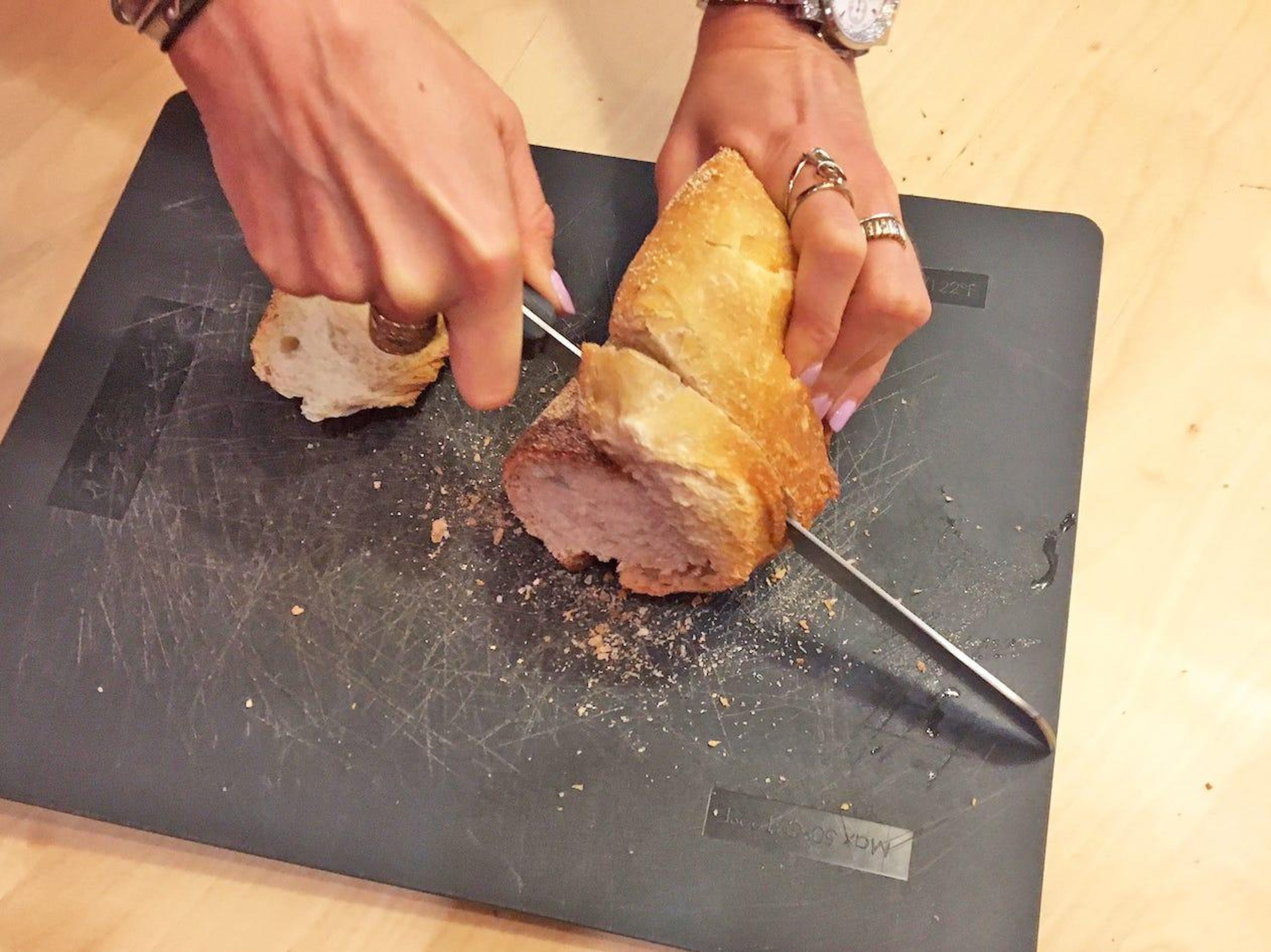 Corta el pan de lado con un cuchillo afilado y dentado.