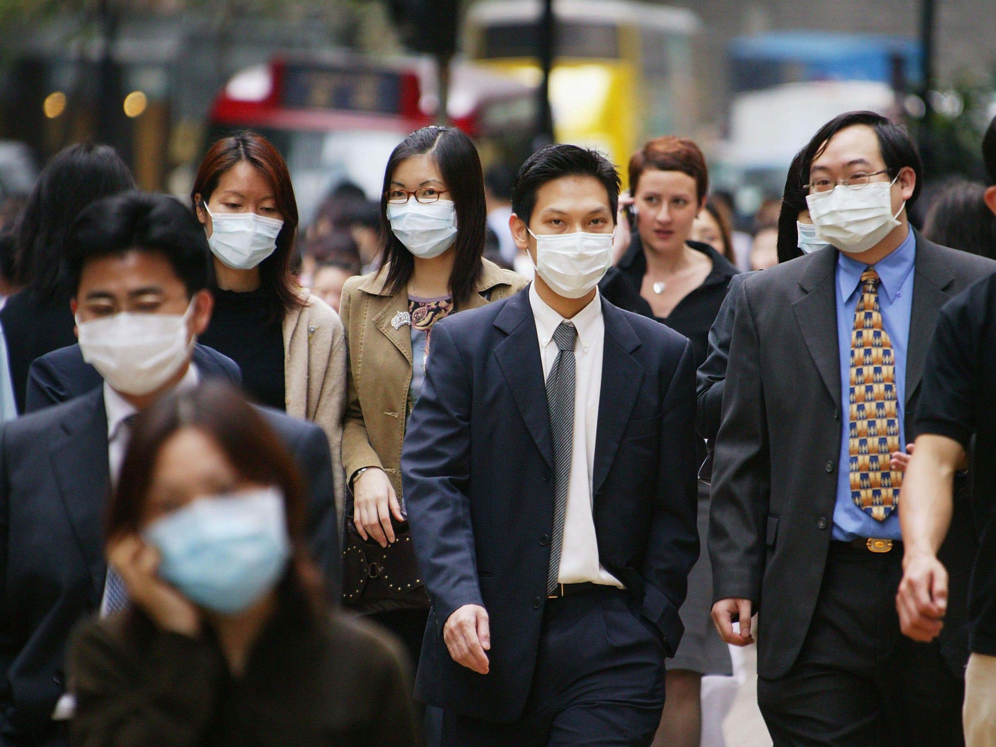 Болезни других стран. Массовые заболевания людей. Китайцы в масках. Человек в маске.