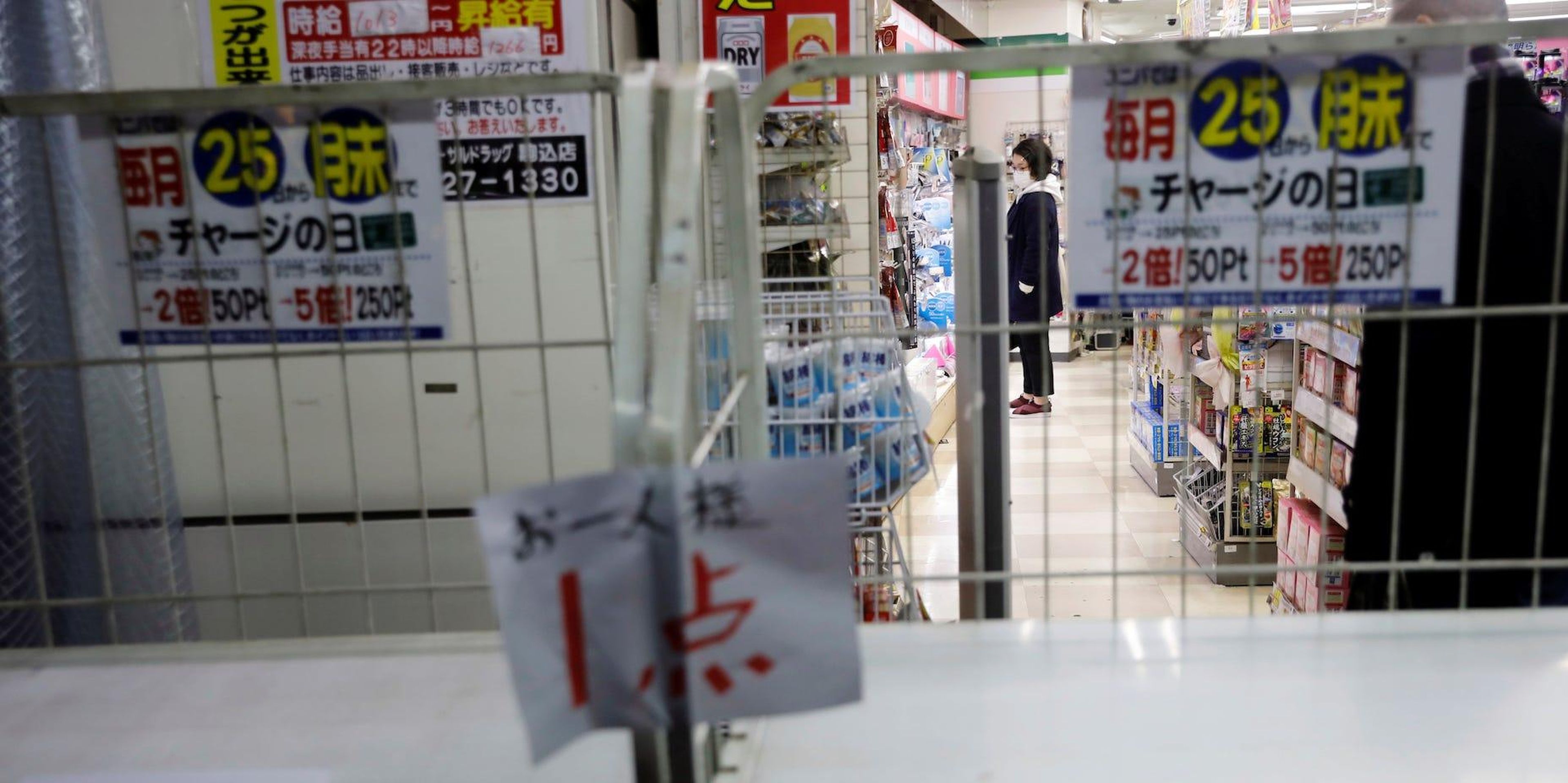 Se muestran estantes de papel higiénico y pañuelos agotados frente a una farmacia en Tokio, Japón, el 1 de marzo de 2020.