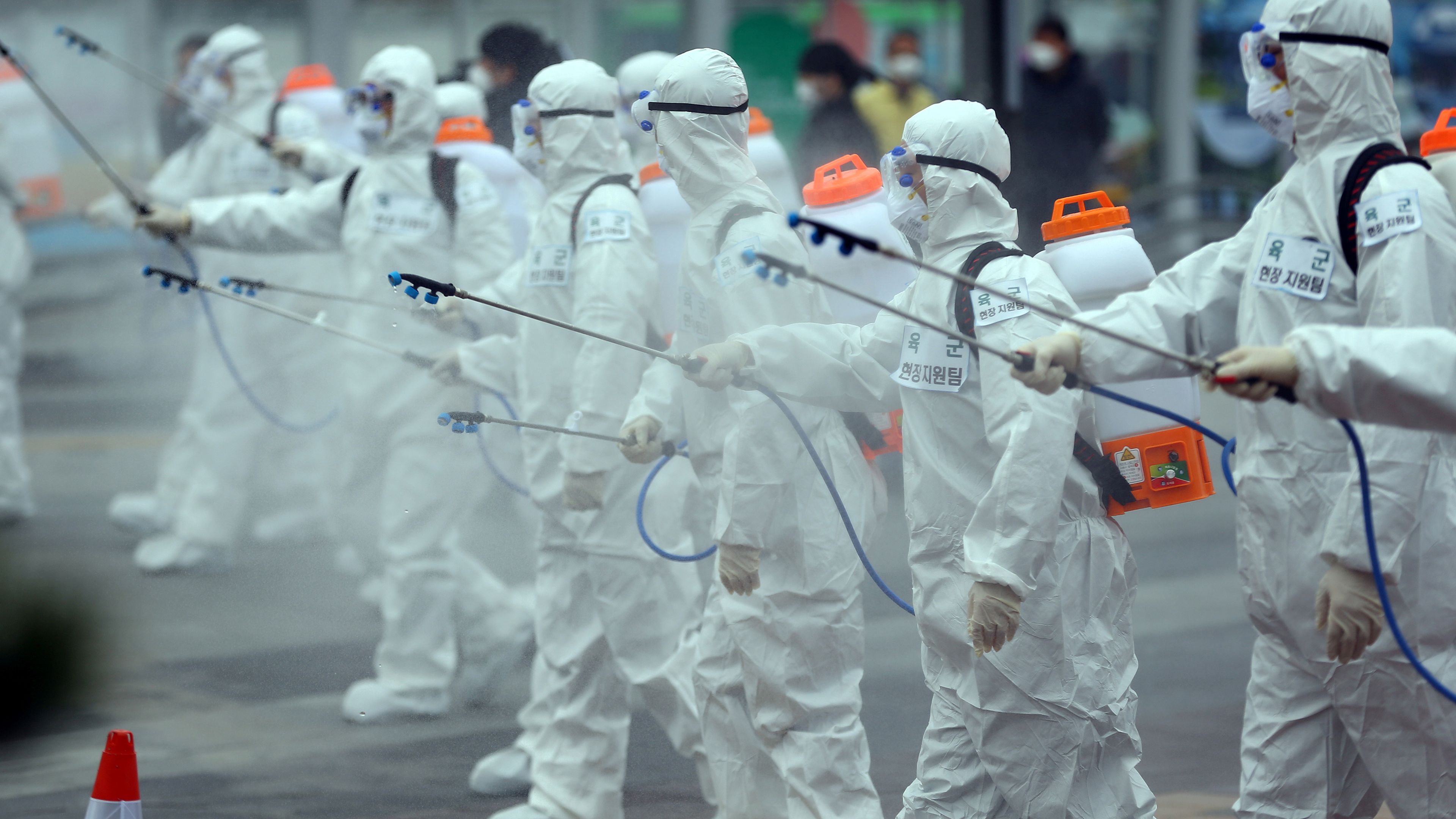 Soldados surcoreanos desinfectan una estación de tren en la ciudad de Daegu por el brote del coronavirus