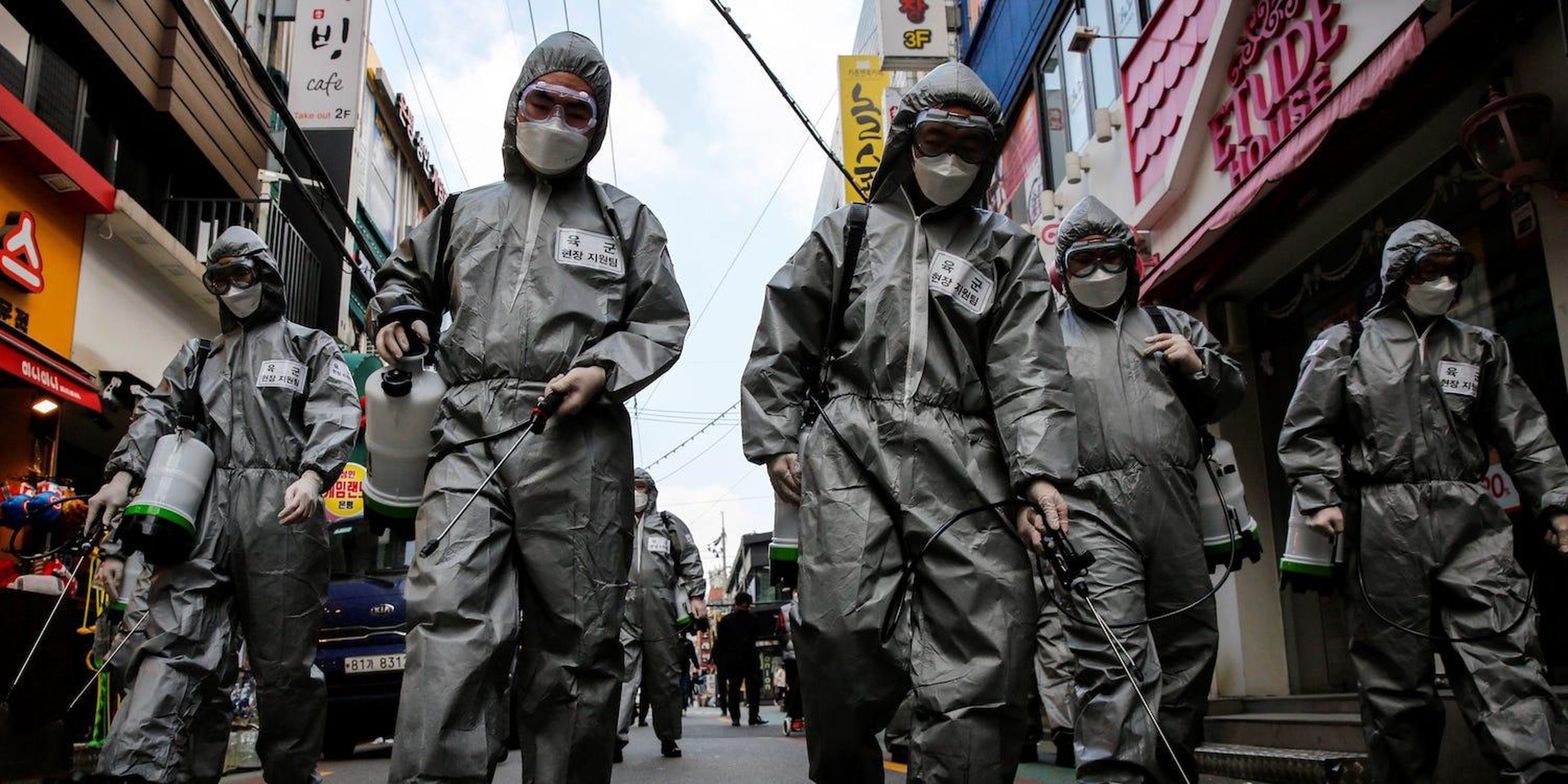Soldados surcoreanos con equipo de protección desinfectan una calle comercial en Seúl, Corea del Sur, el miércoles.