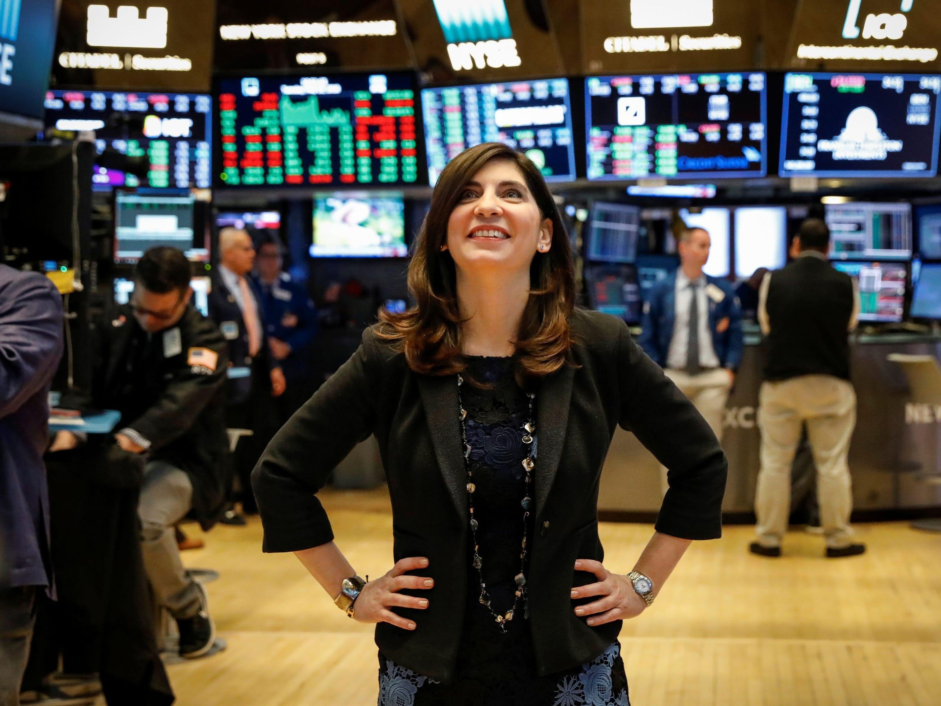 La directora de operaciones de la Bolsa de Valores de Nueva York, Stacey Cunningham, posa en el piso de la Bolsa de Valores de Nueva York el 22 de mayo de 2018.