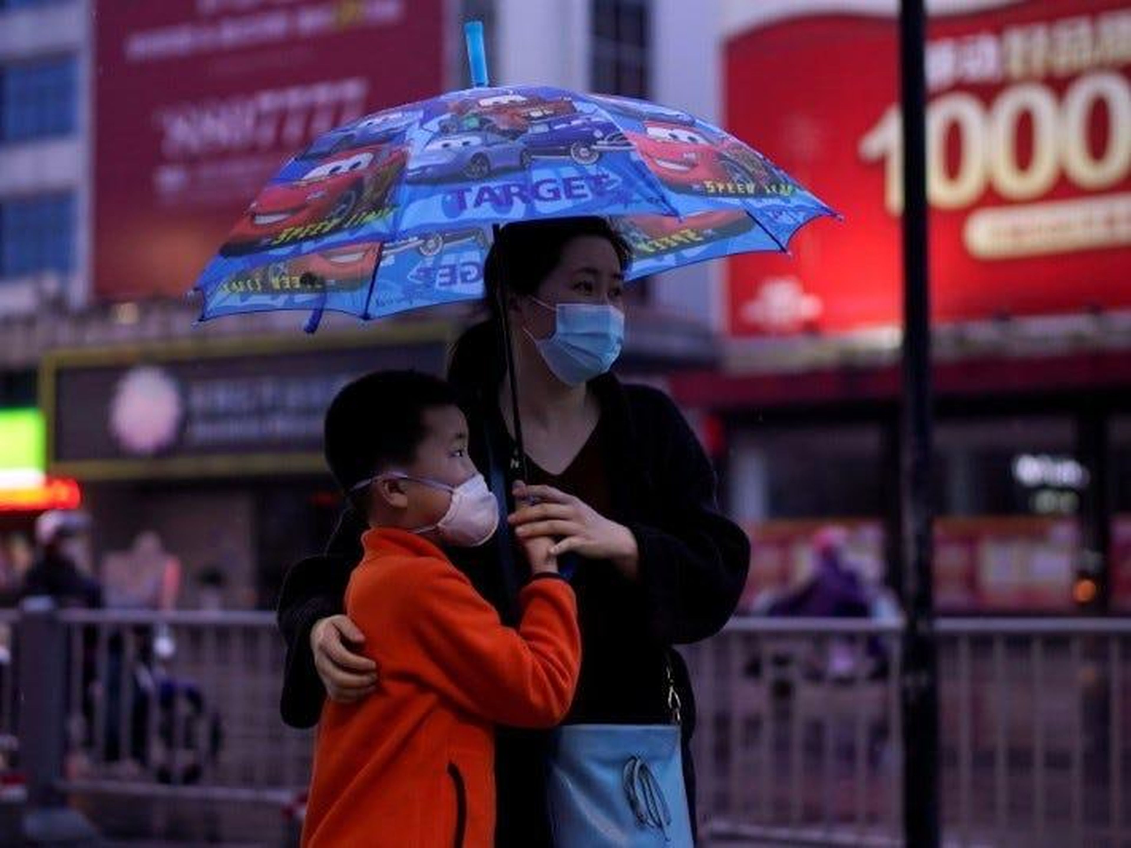 Una madre y su hijo caminan por Jingzhou, el 26 de marzo de 2020.