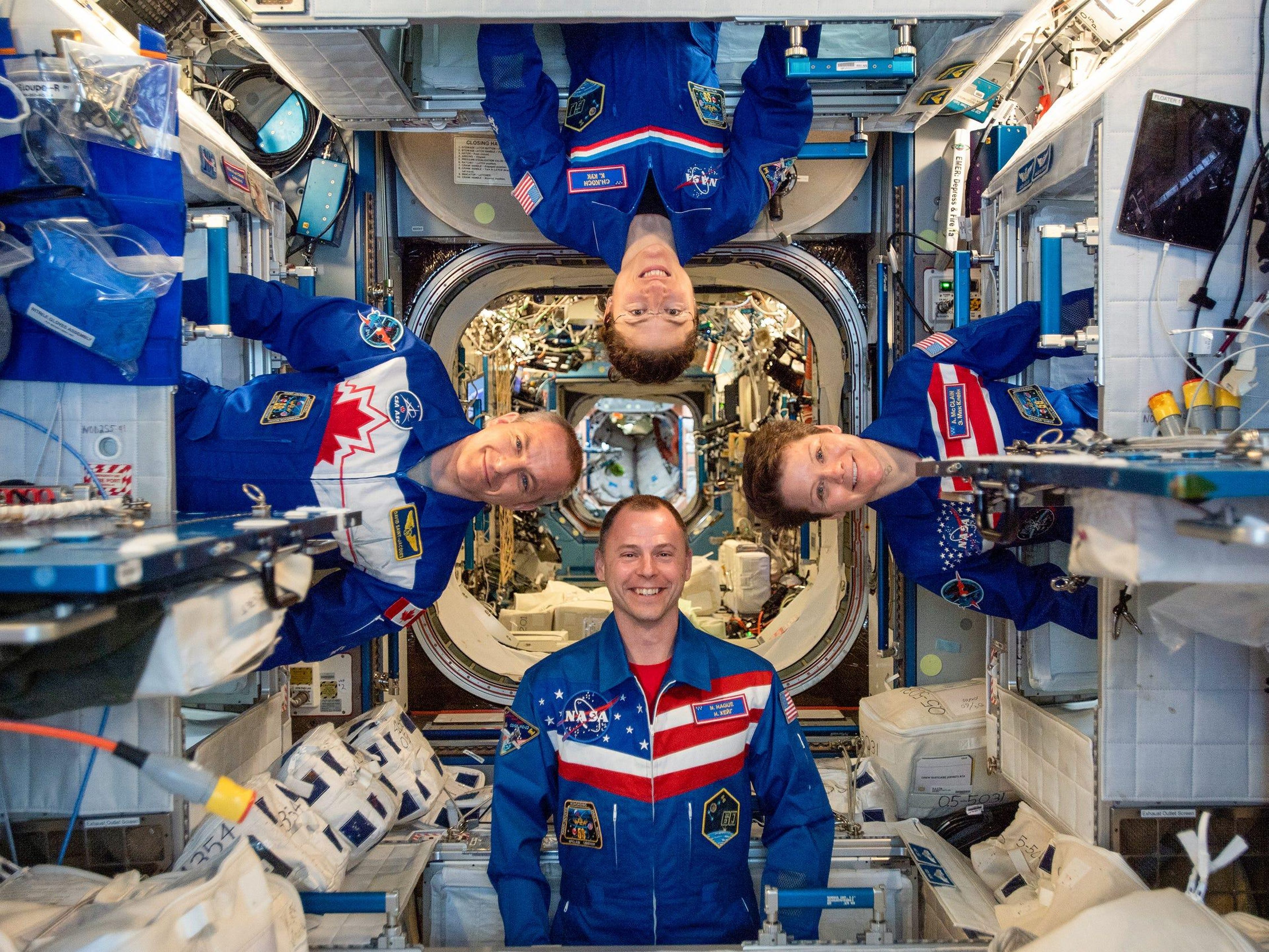 4 astronautas de la Expedición 59 posando para un divertido retrato.