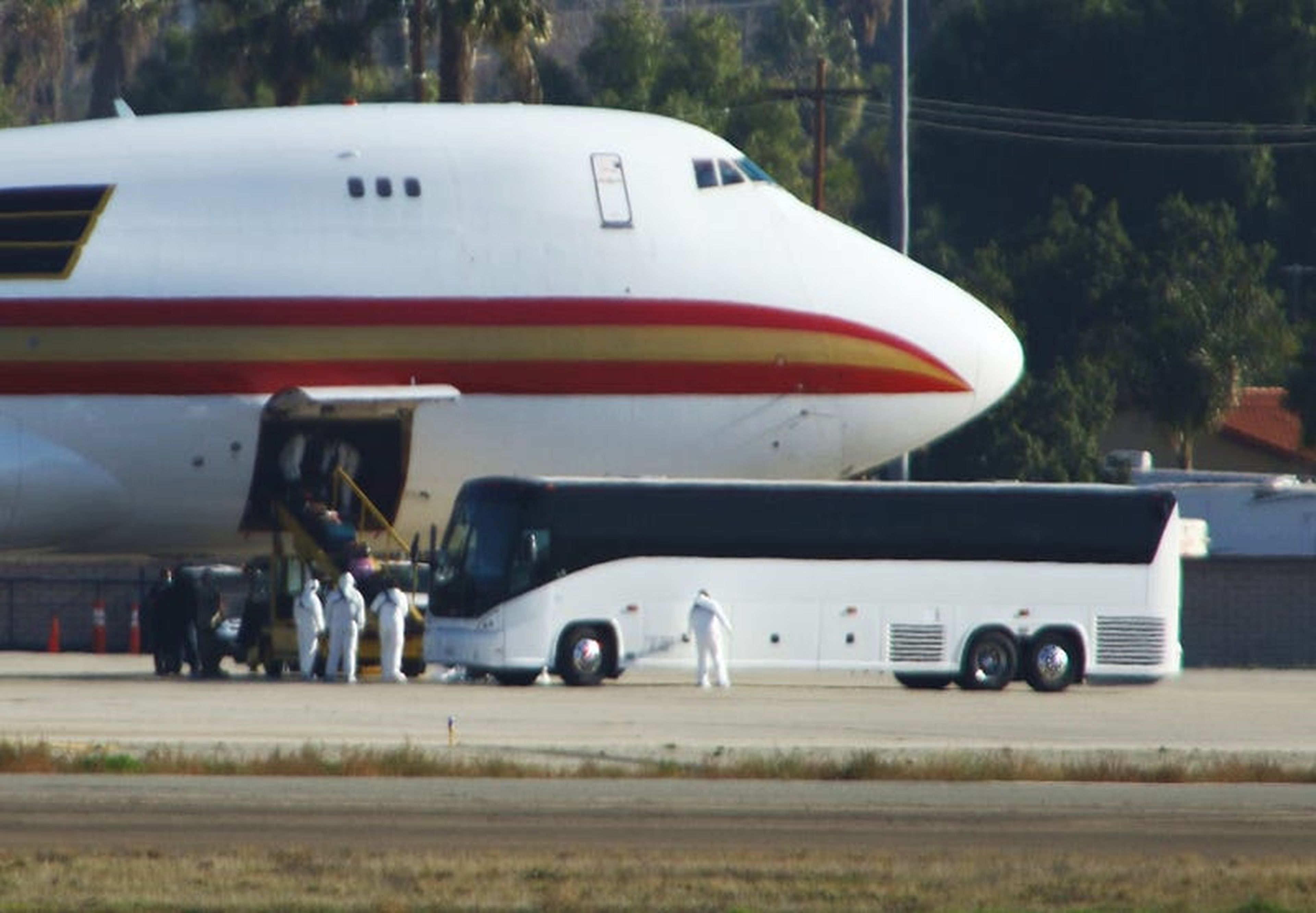 Los trabajadores de la salud se encuentran con evacuados de Wuhan, China, en la Base de la Reserva Aérea March en Riverside, California, el 29 de enero de 2020.