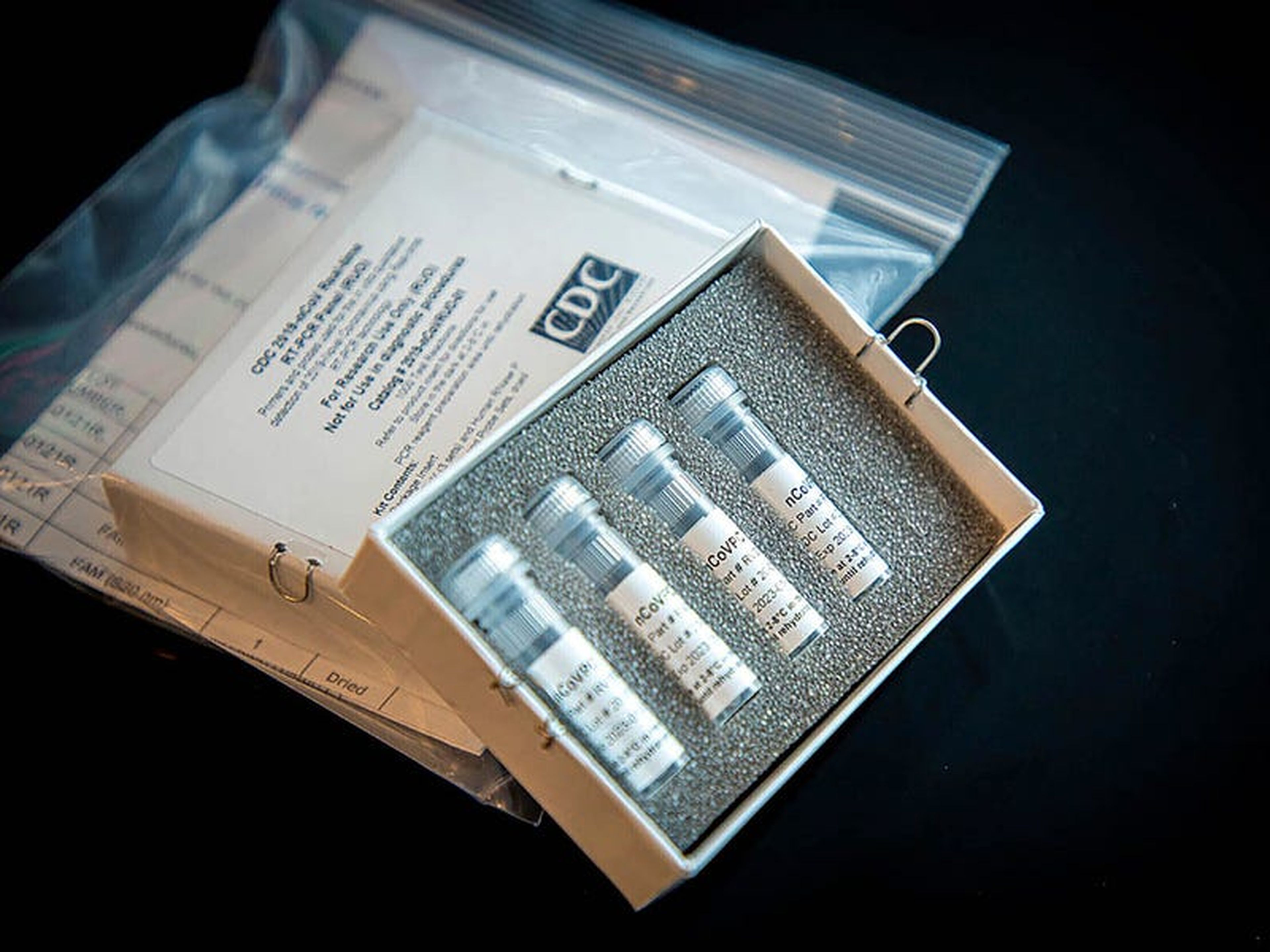 El kit de prueba de laboratorio de los CDC para el nuevo coronavirus. Esta imagen no está relacionada con la historia sobre las pruebas defectuosas.