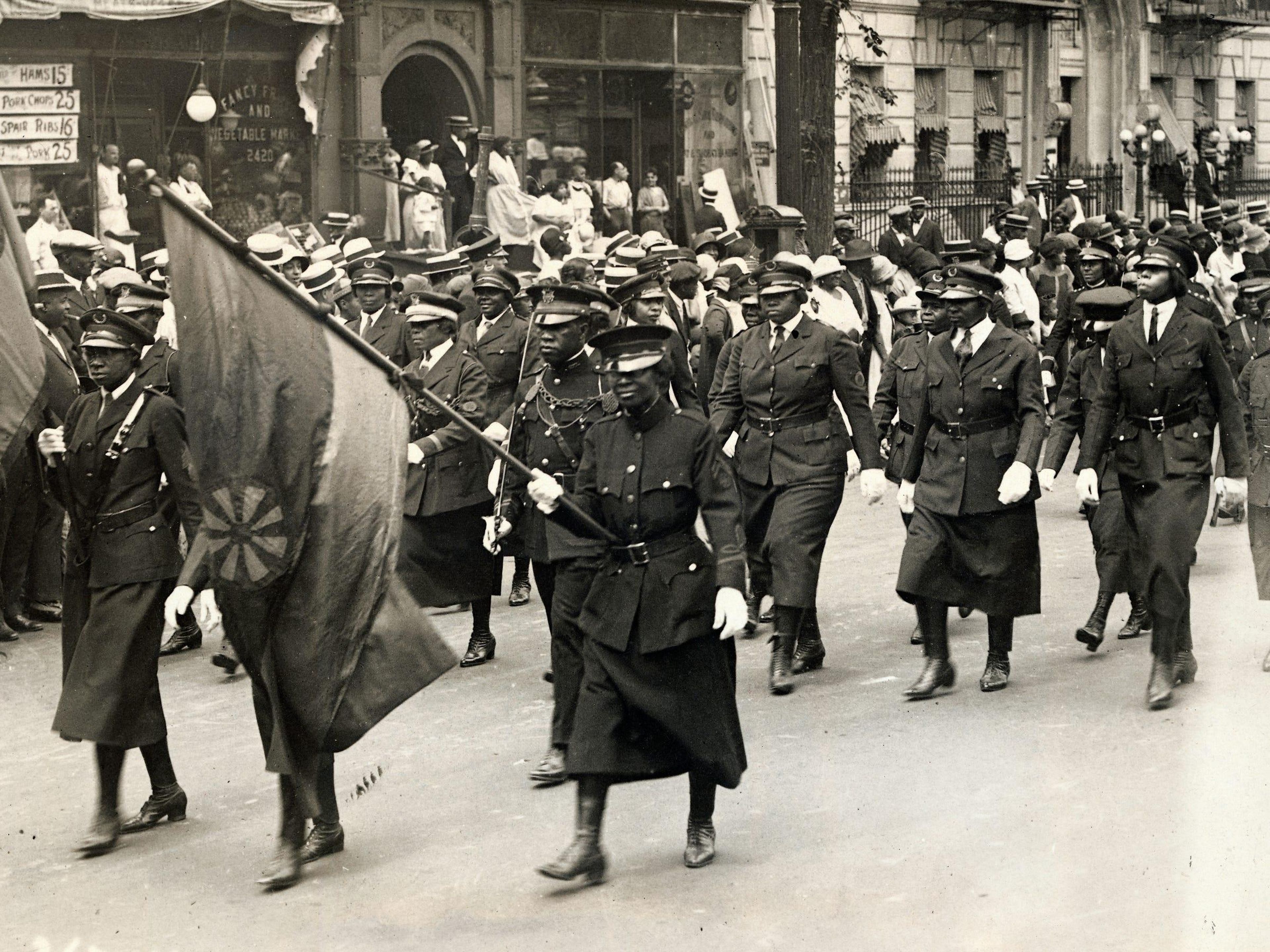 Mujeres negras en uniforme asisten al mitin de Marcus Garvey en Harlem.