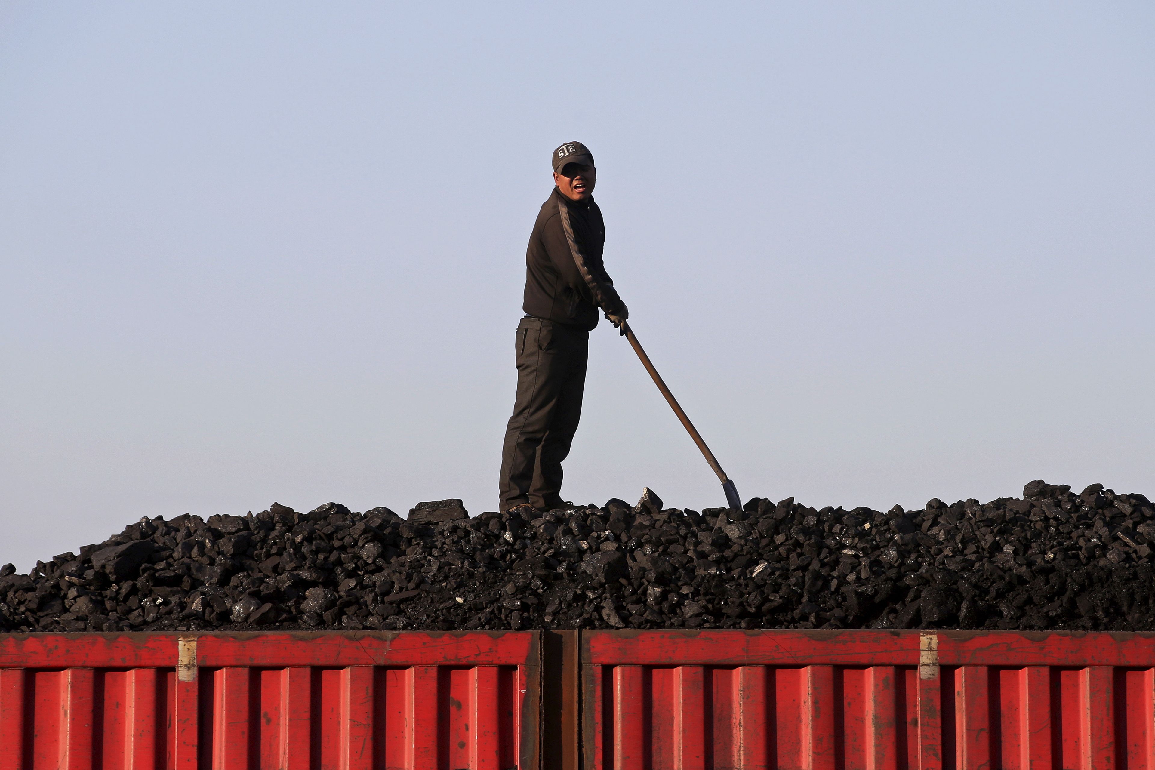 Un trabajador carga carbón en un camión cerca de una mina del grupo estatal Longmay en las afueras de Jixi, Heilongjiang, China