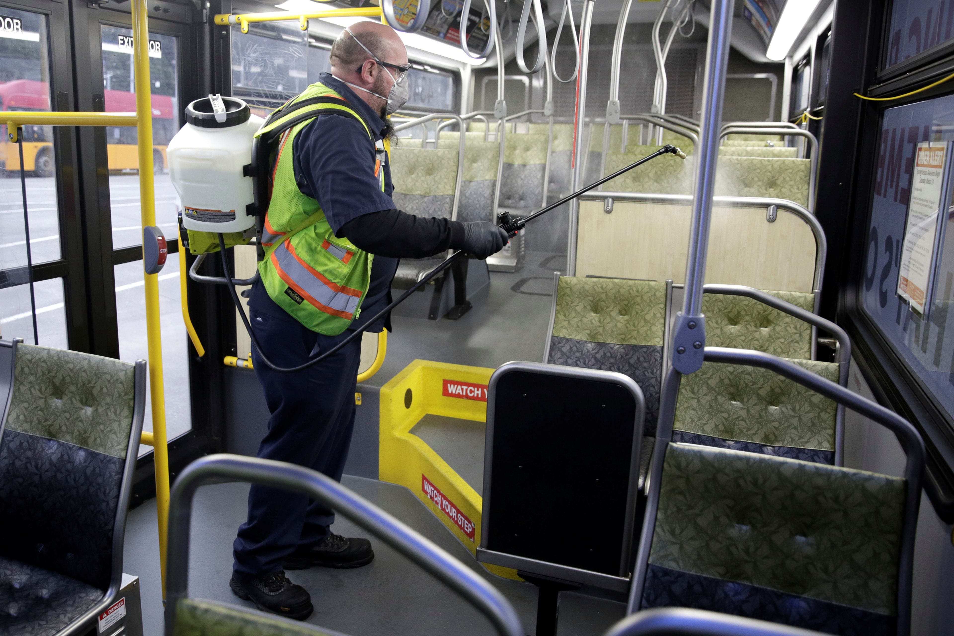 Un trabajador desinfecta un autobús en Seattle (EEUU)