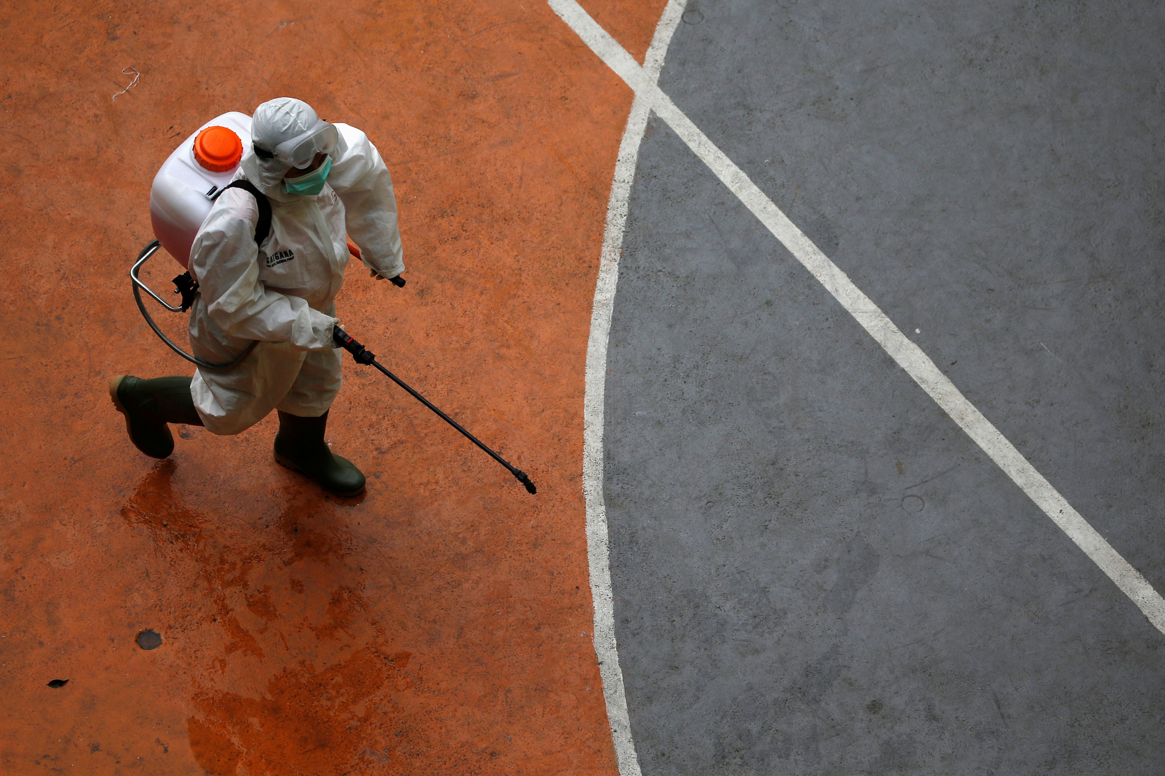 Un trabajador desinfecta un parque público en medio de la pandemia del coronavirus
